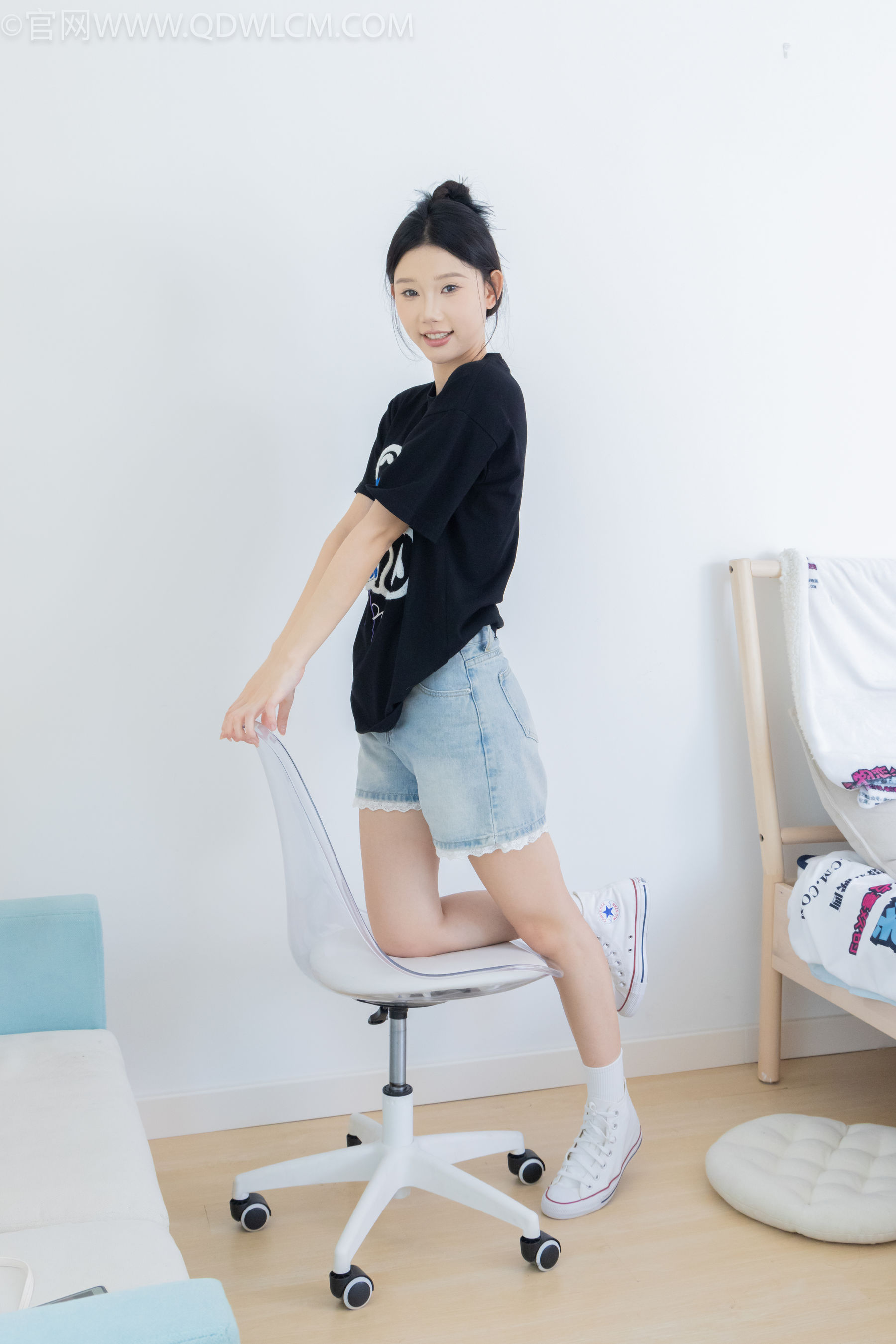 物恋传媒 No.2324 小竹 - 匡威帆布鞋、白棉袜、黑棉袜/(166P)