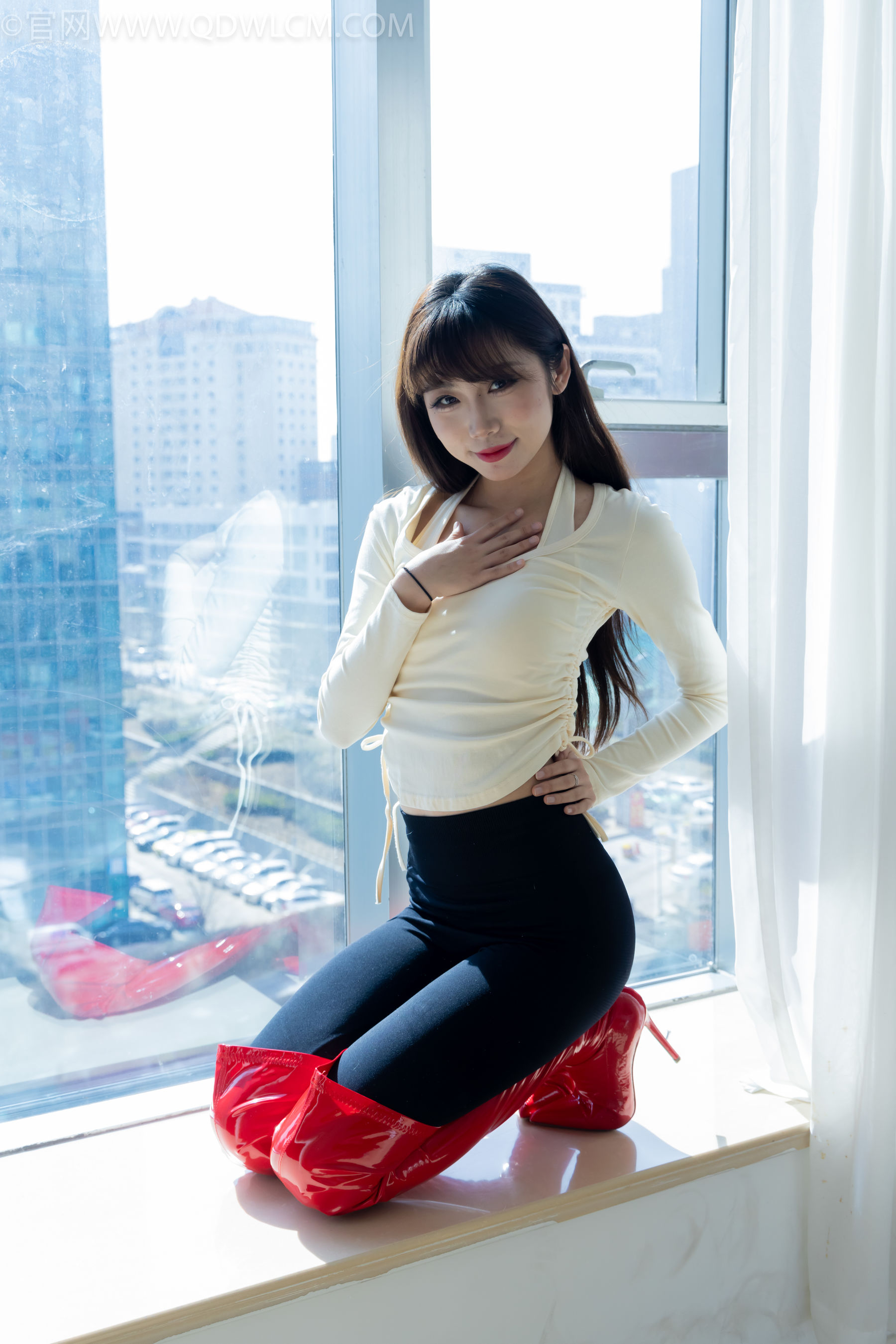 物恋传媒 No.2326 泡泡 - 高跟长靴、白棉袜、裸足/(184P)