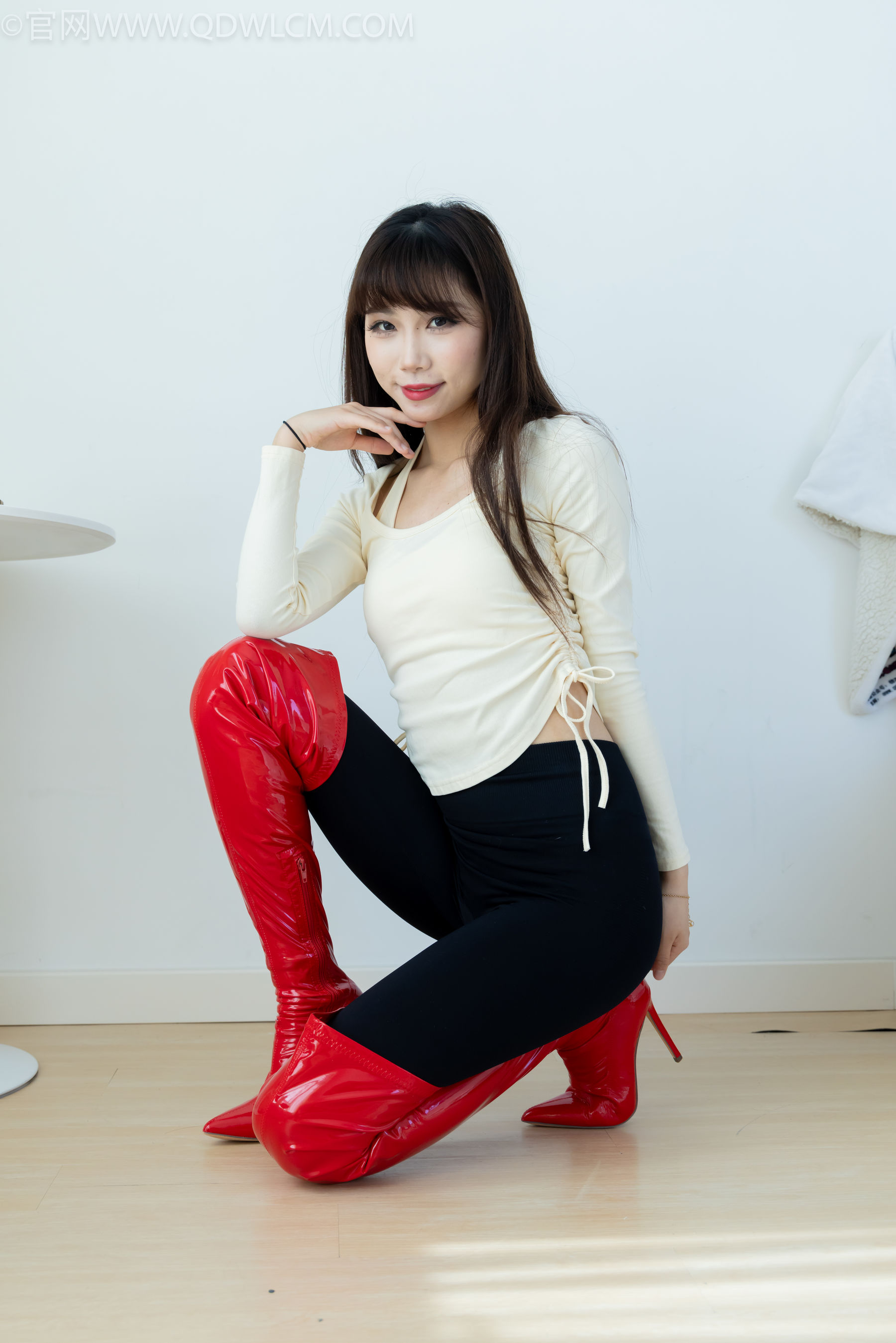 物恋传媒 No.2326 泡泡 - 高跟长靴、白棉袜、裸足/(184P)