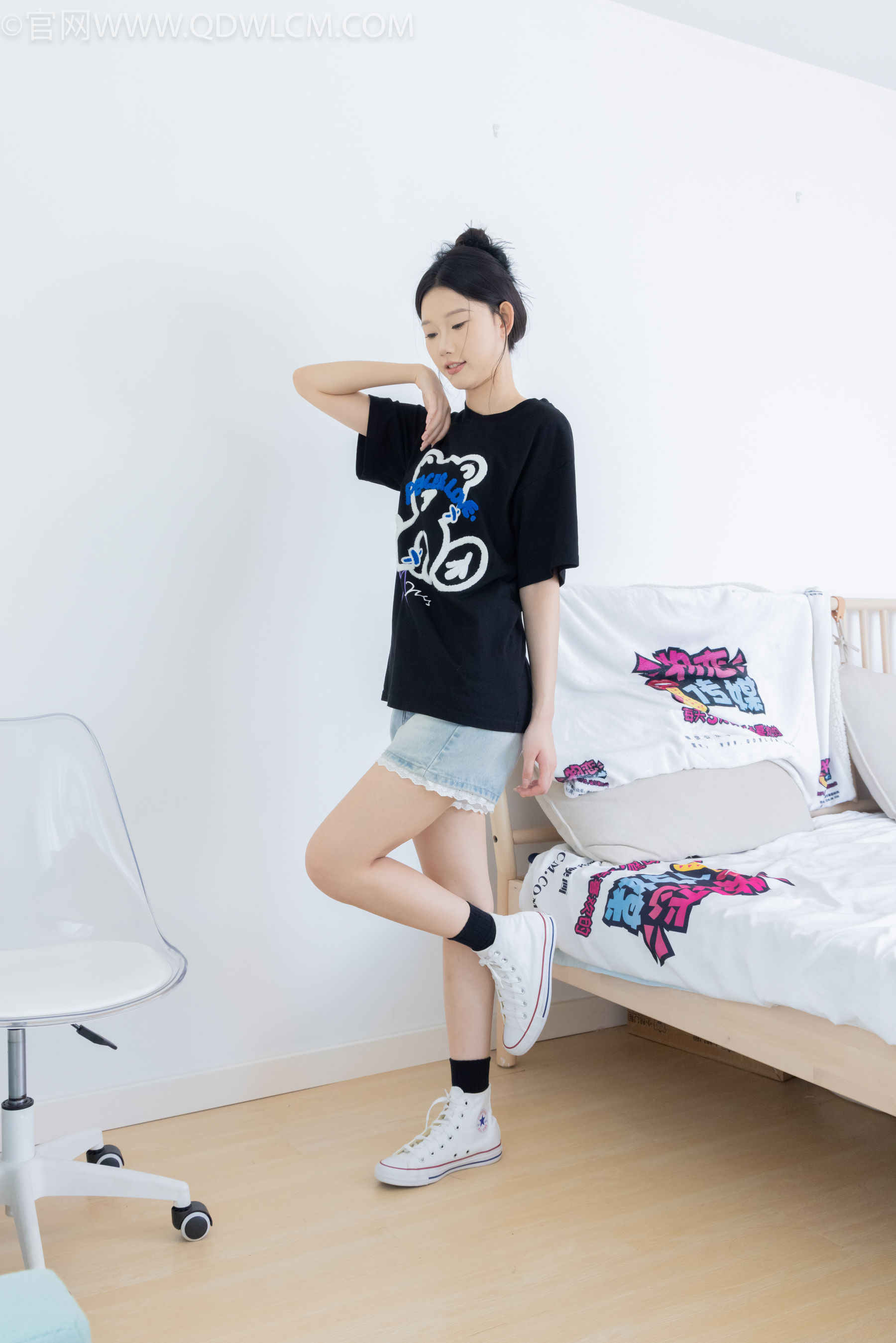 物恋传媒 No.2324 小竹 - 匡威帆布鞋、白棉袜、黑棉袜/(166P)