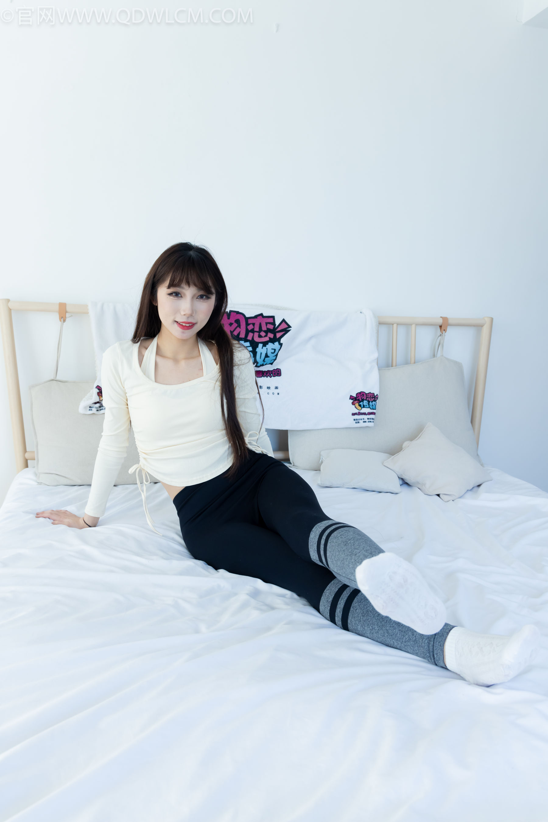 物恋传媒 No.2326 泡泡 - 高跟长靴、白棉袜、裸足/(184P)