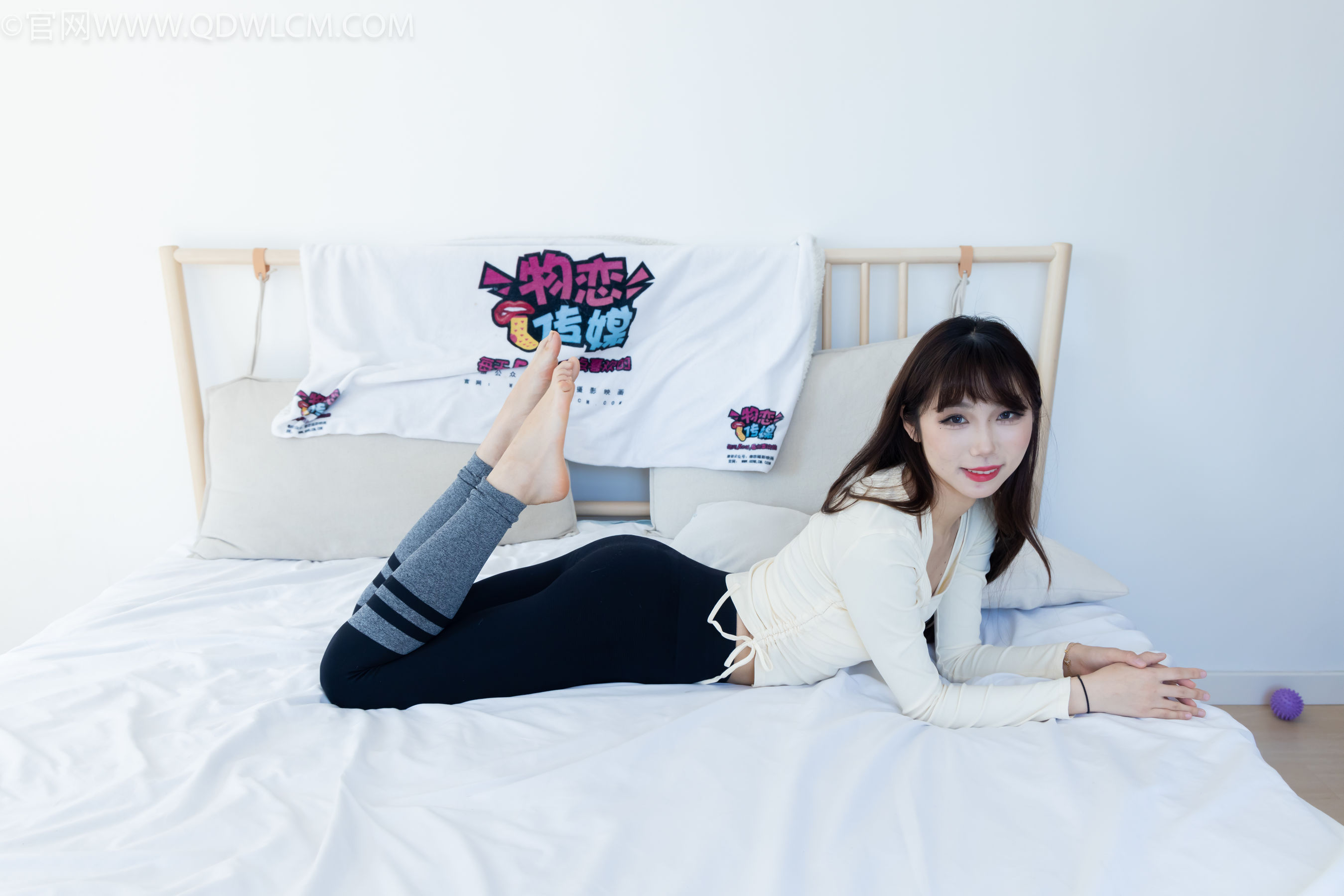 物恋传媒 No.2326 泡泡 - 高跟长靴、白棉袜、裸足/(184P)