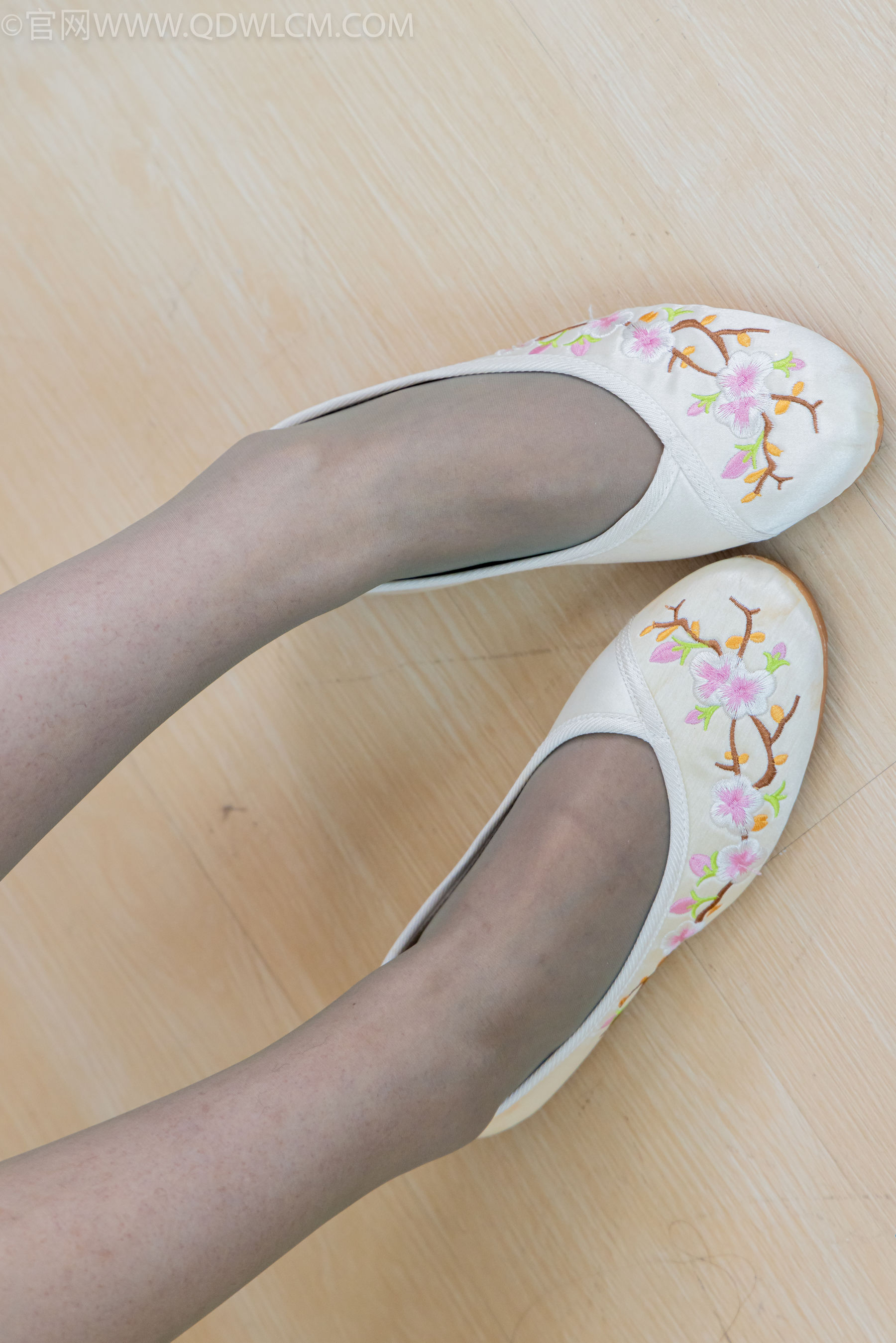 物恋传媒 No.2323 泡泡 - 汉服、平底鞋、过膝丝袜/(153P)