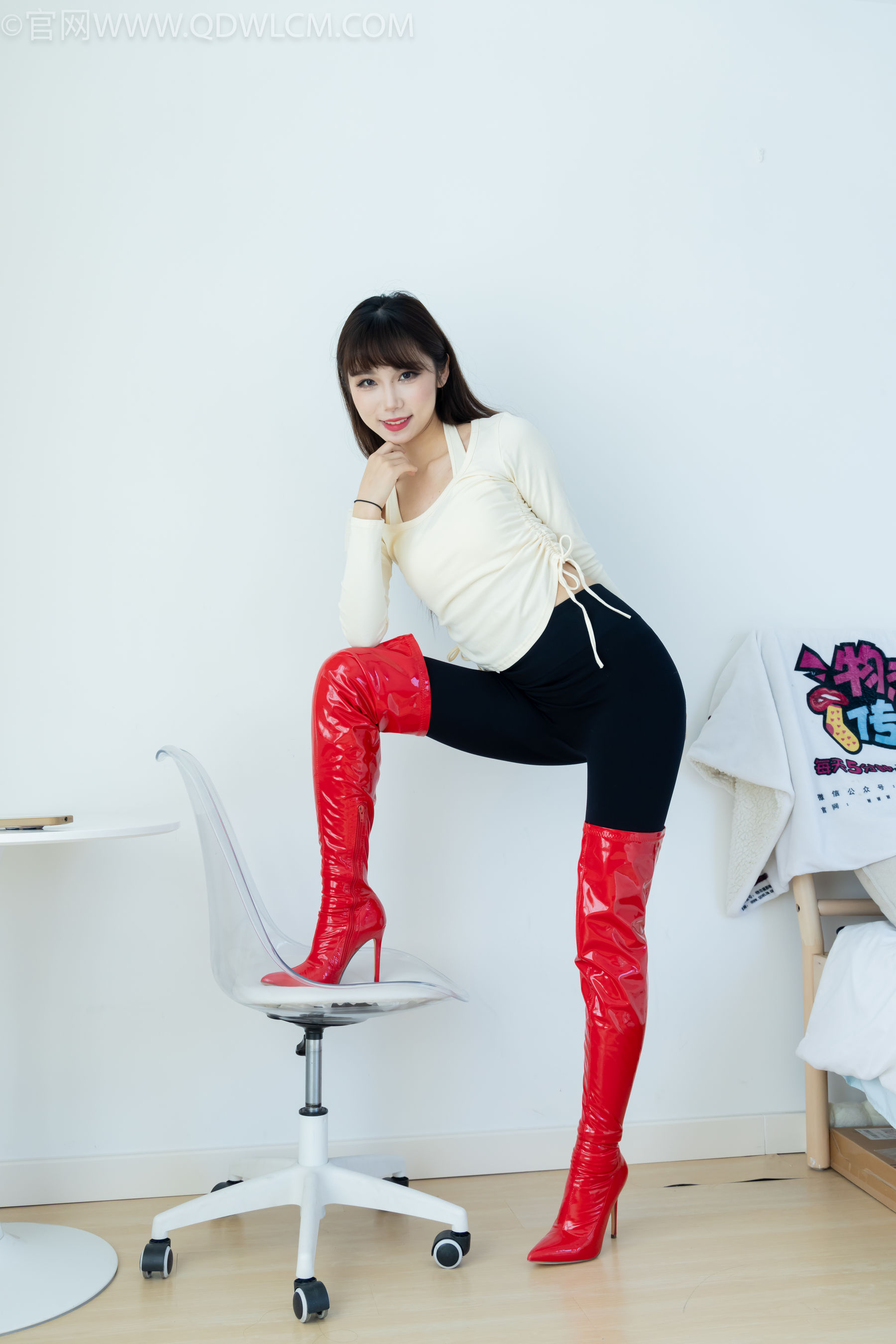 物恋传媒 No.2326 泡泡 - 高跟长靴、白棉袜、裸足/(184P)