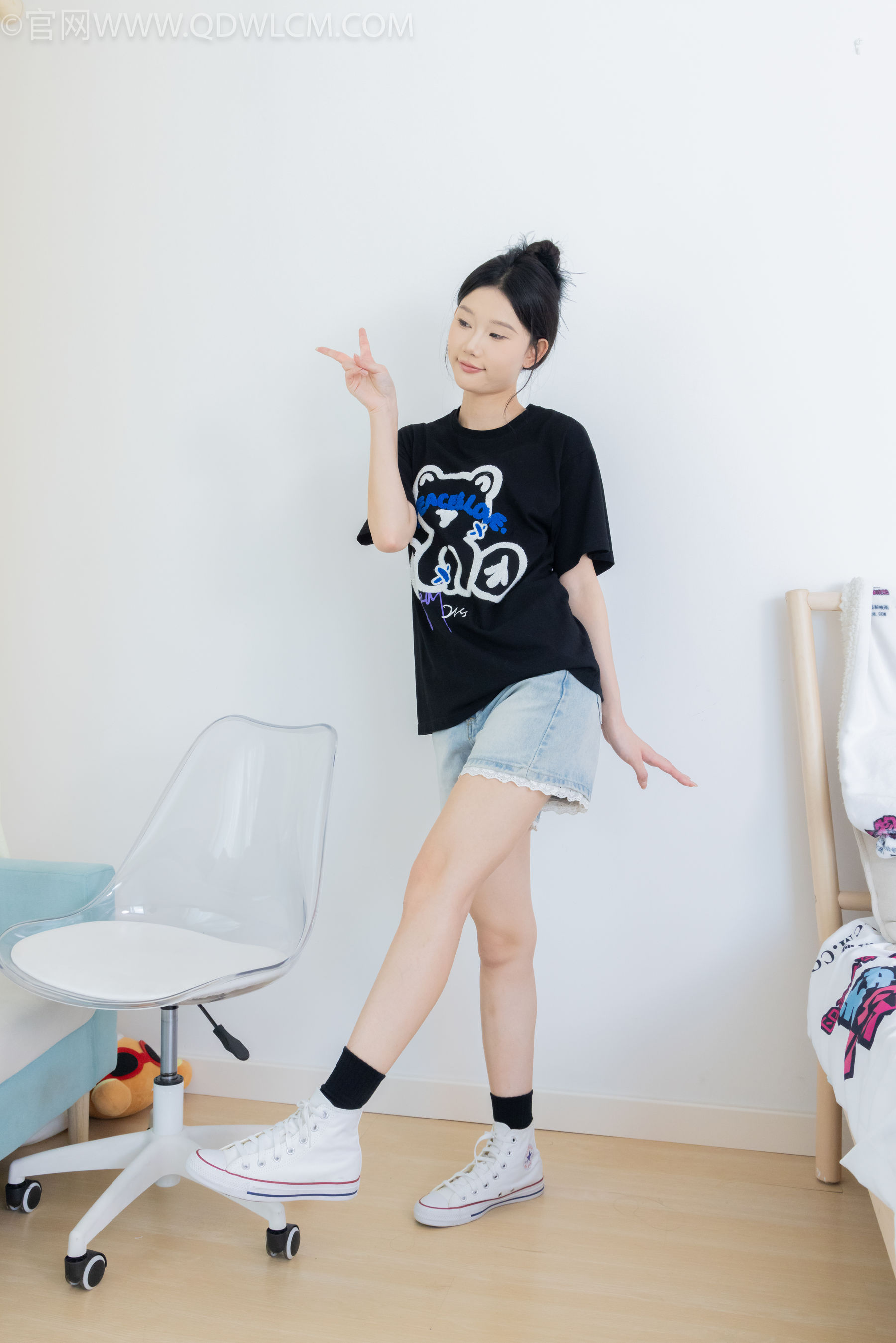 物恋传媒 No.2324 小竹 - 匡威帆布鞋、白棉袜、黑棉袜/(166P)