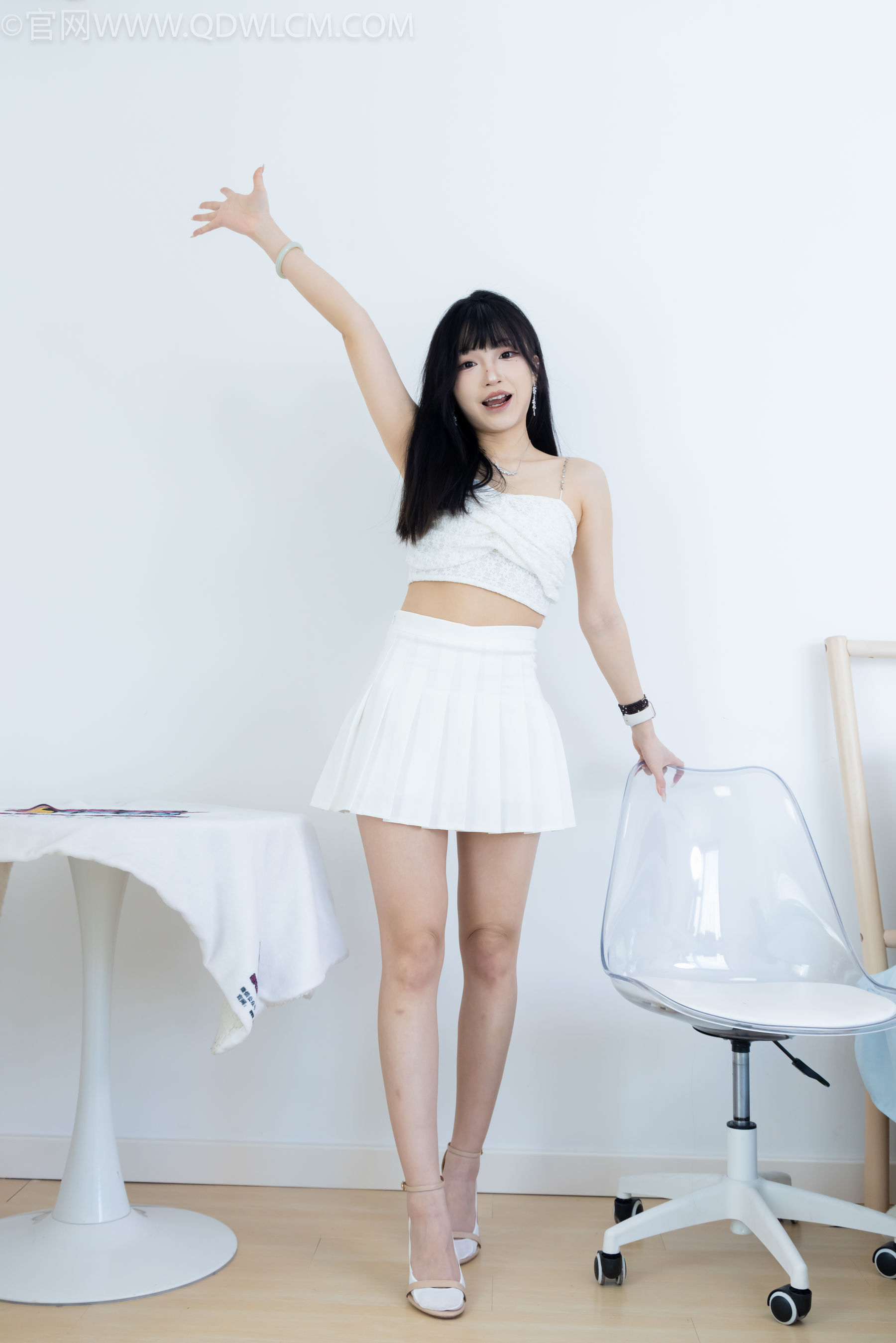 物恋传媒 No.2325 嘟嘟 - 透明高跟鞋、高跟凉鞋、白船袜、裸足/(156P)