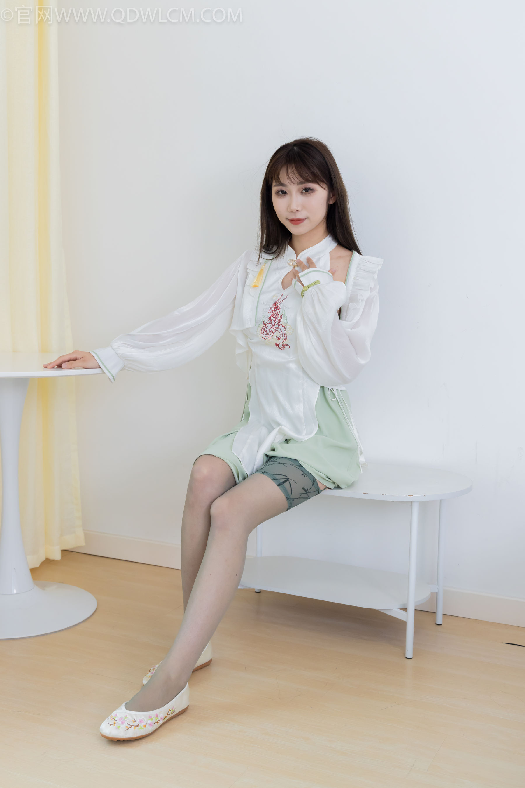 物恋传媒 No.2323 泡泡 - 汉服、平底鞋、过膝丝袜/(153P)