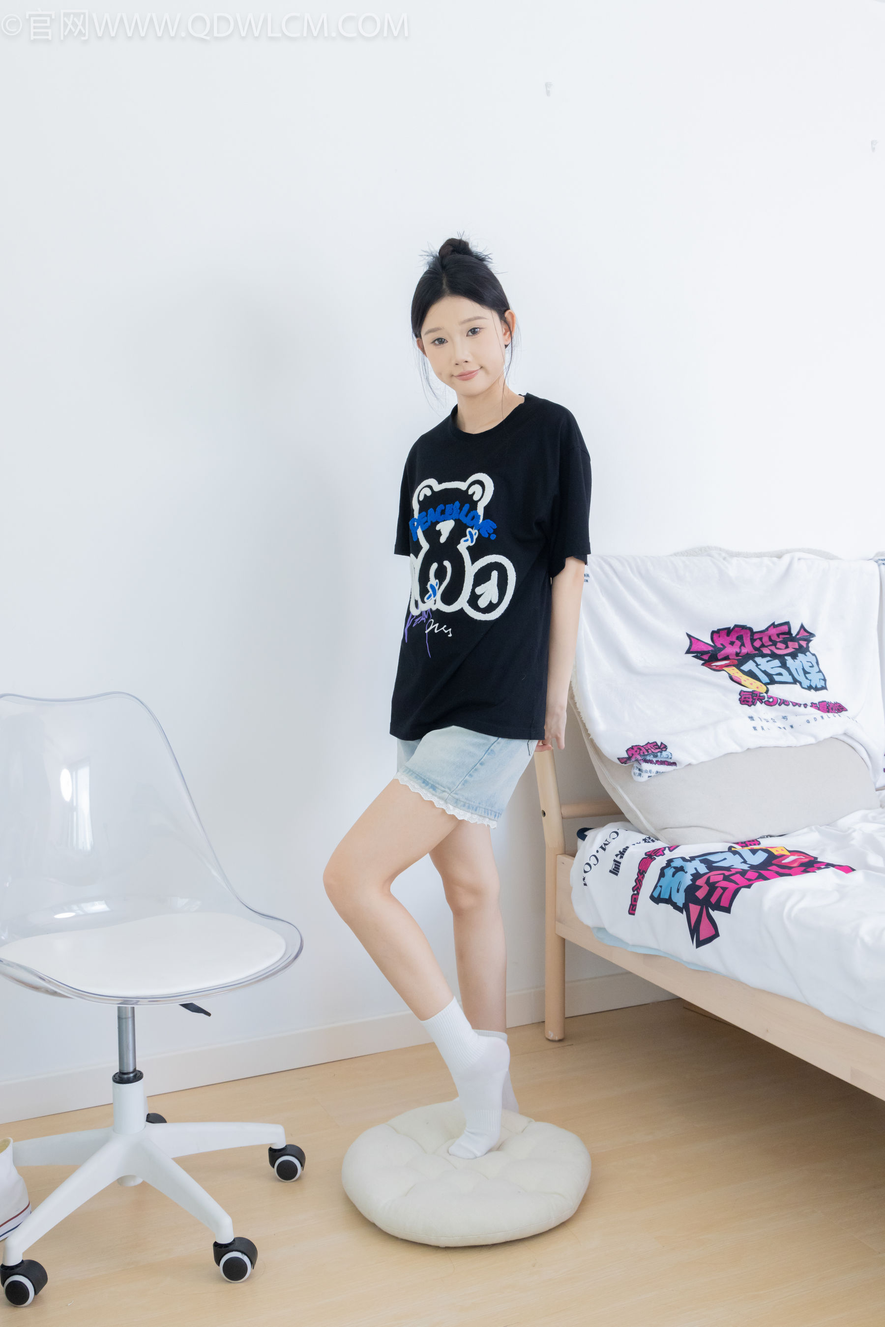 物恋传媒 No.2324 小竹 - 匡威帆布鞋、白棉袜、黑棉袜/(166P)