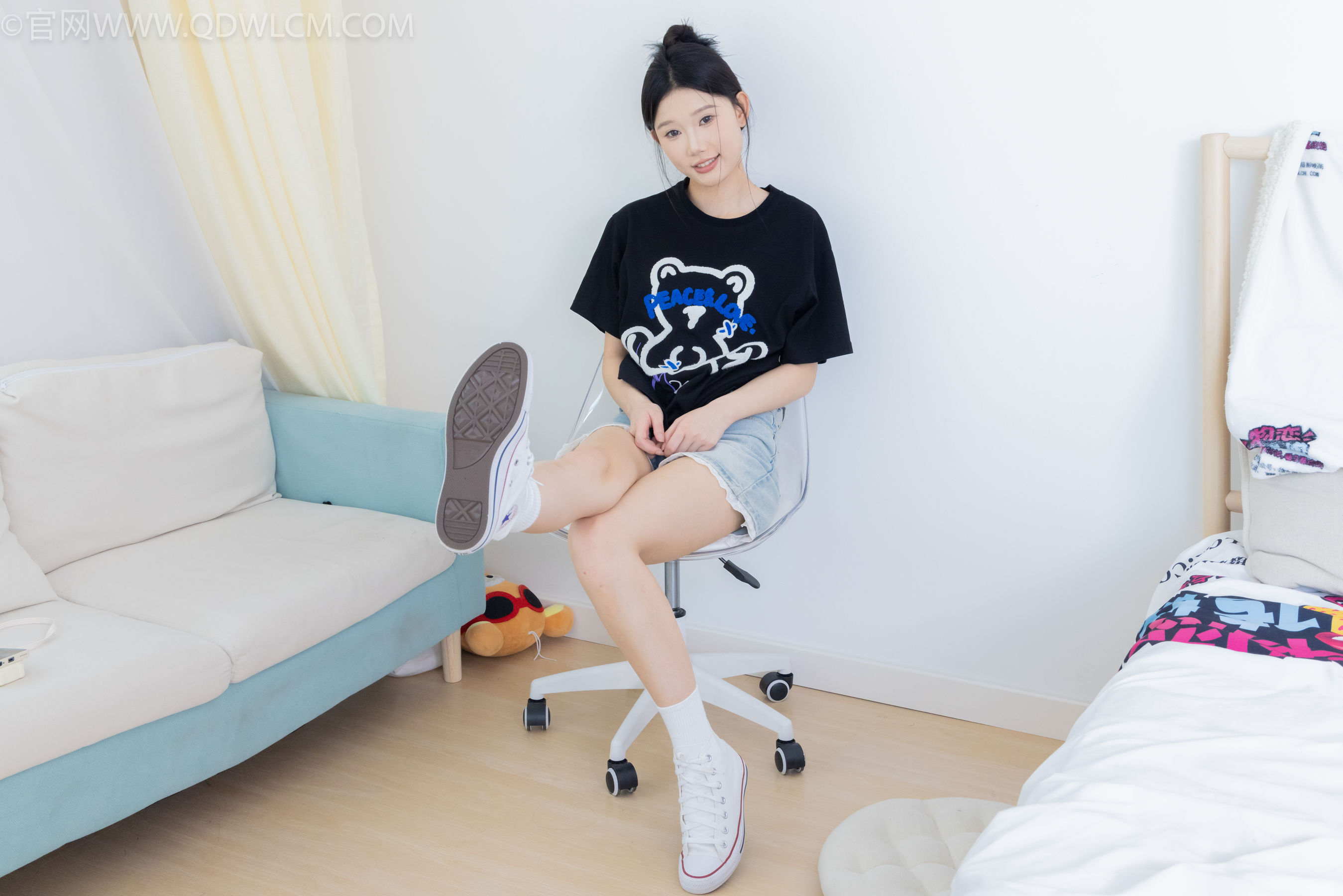 物恋传媒 No.2324 小竹 - 匡威帆布鞋、白棉袜、黑棉袜/(166P)