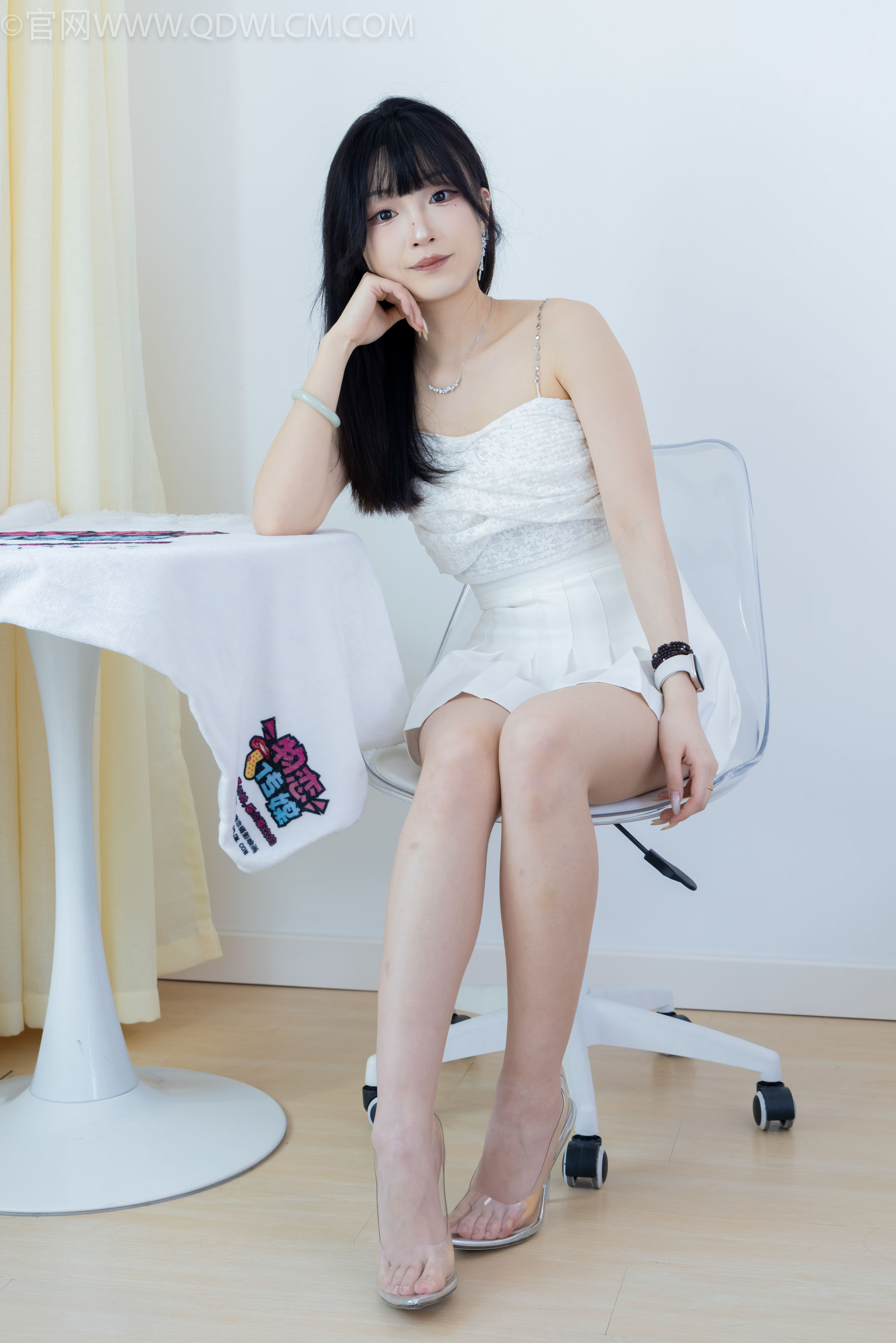 物恋传媒 No.2325 嘟嘟 - 透明高跟鞋、高跟凉鞋、白船袜、裸足/(156P)