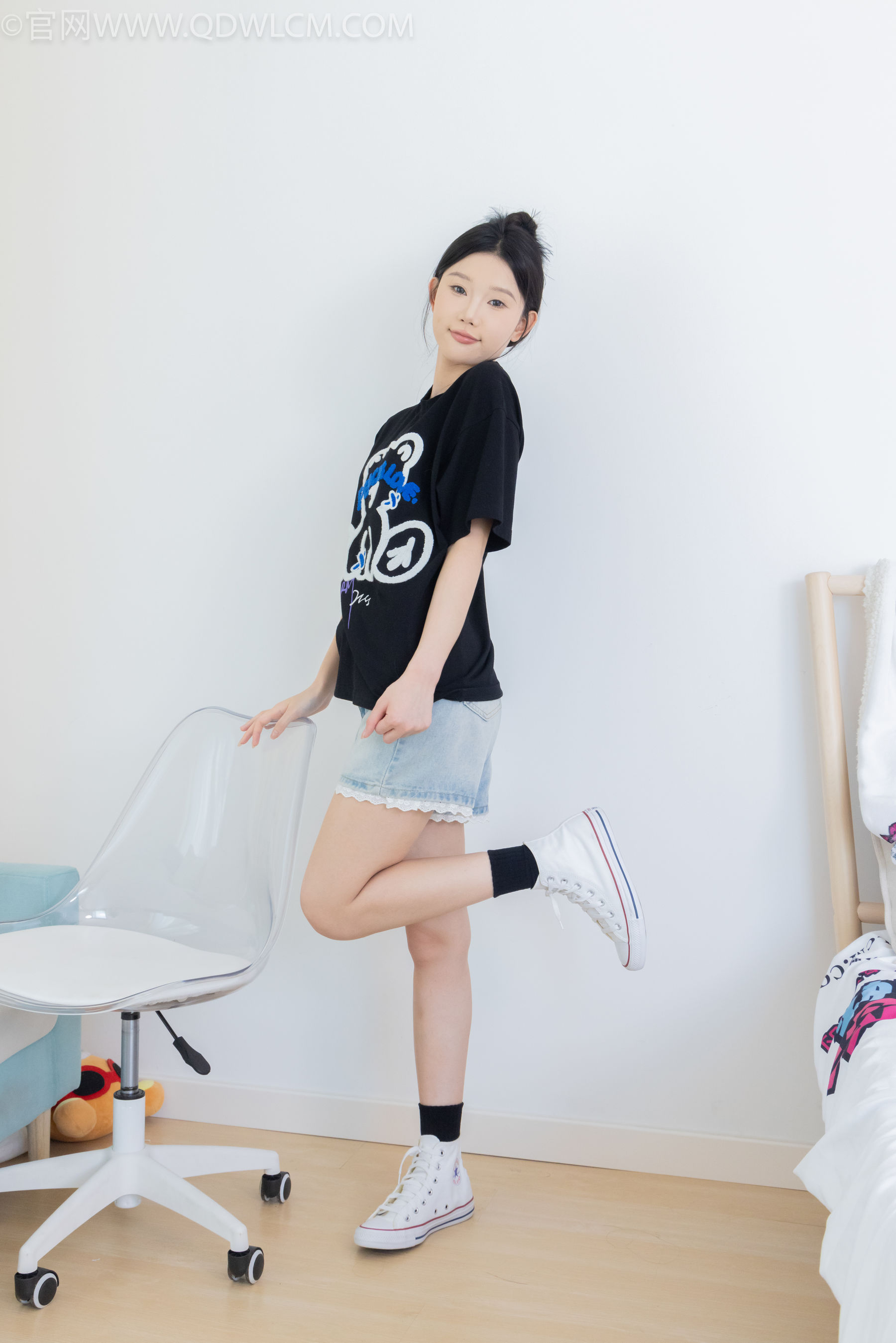 物恋传媒 No.2324 小竹 - 匡威帆布鞋、白棉袜、黑棉袜/(166P)