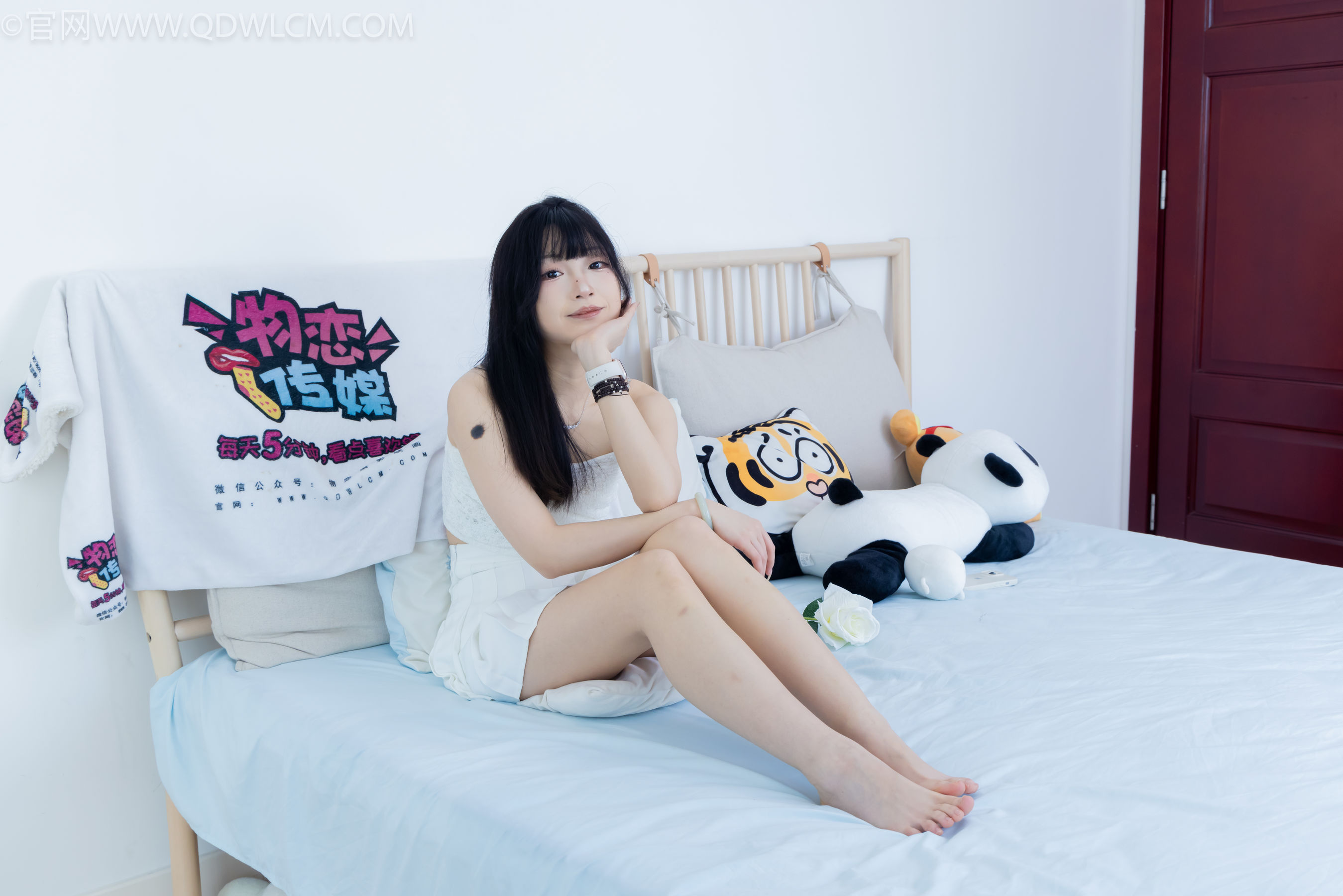 物恋传媒 No.2325 嘟嘟 - 透明高跟鞋、高跟凉鞋、白船袜、裸足/(156P)