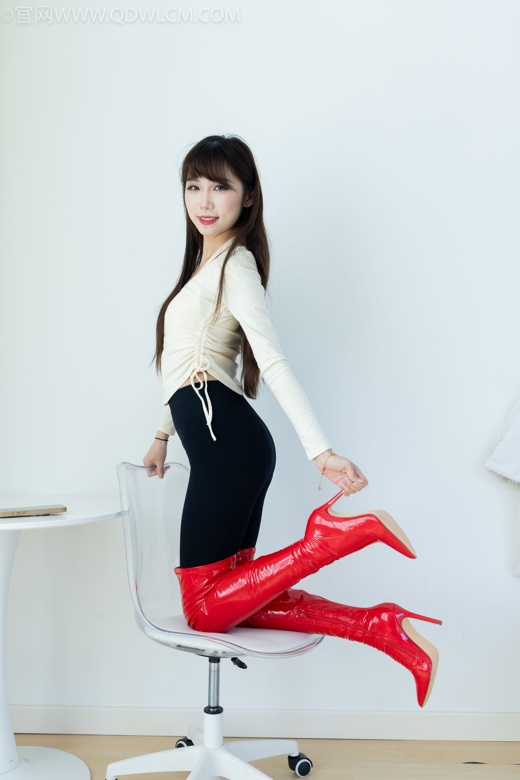 物恋传媒 No.2326 泡泡 - 高跟长靴、白棉袜、裸足/(184P)