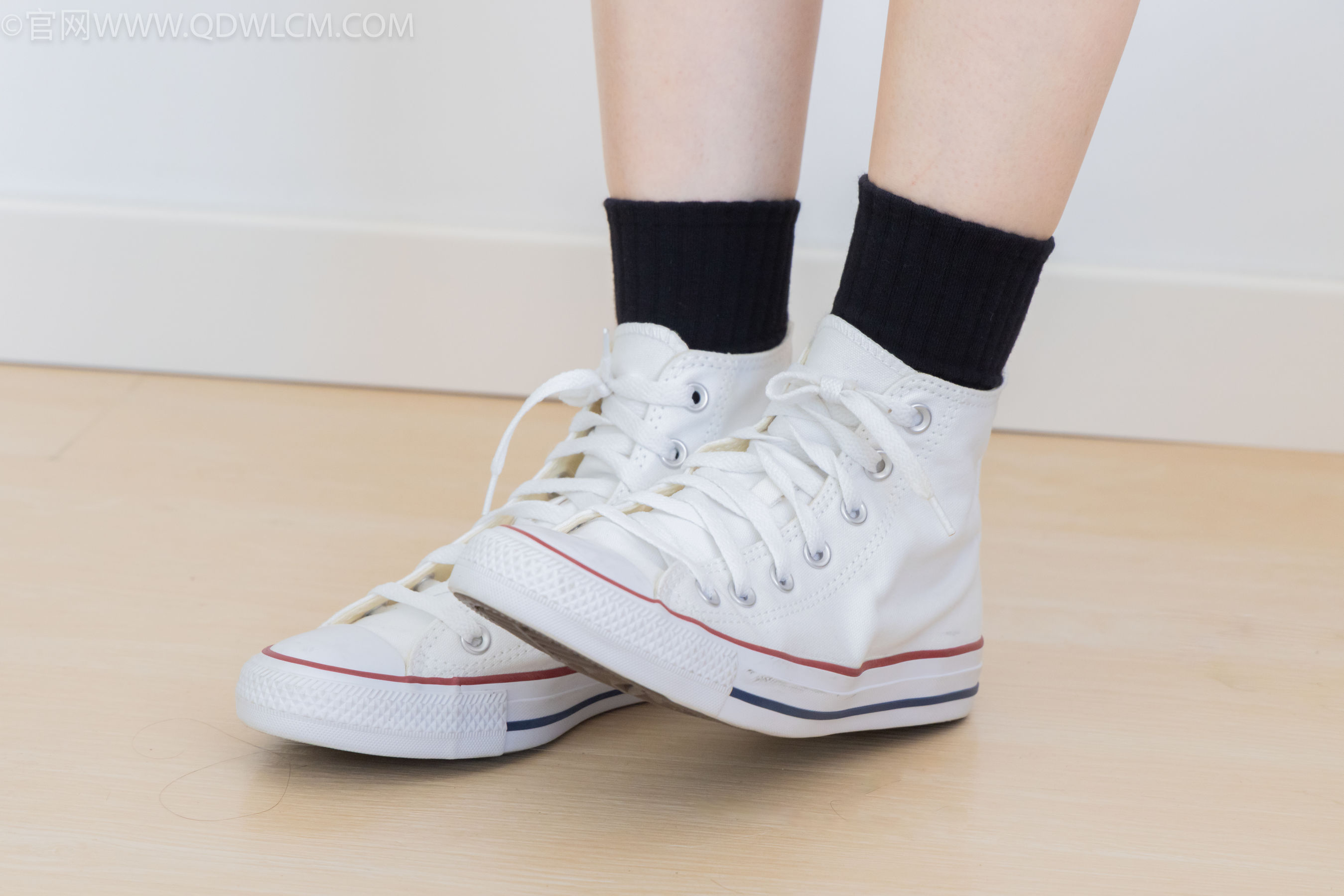 物恋传媒 No.2324 小竹 - 匡威帆布鞋、白棉袜、黑棉袜/(166P)