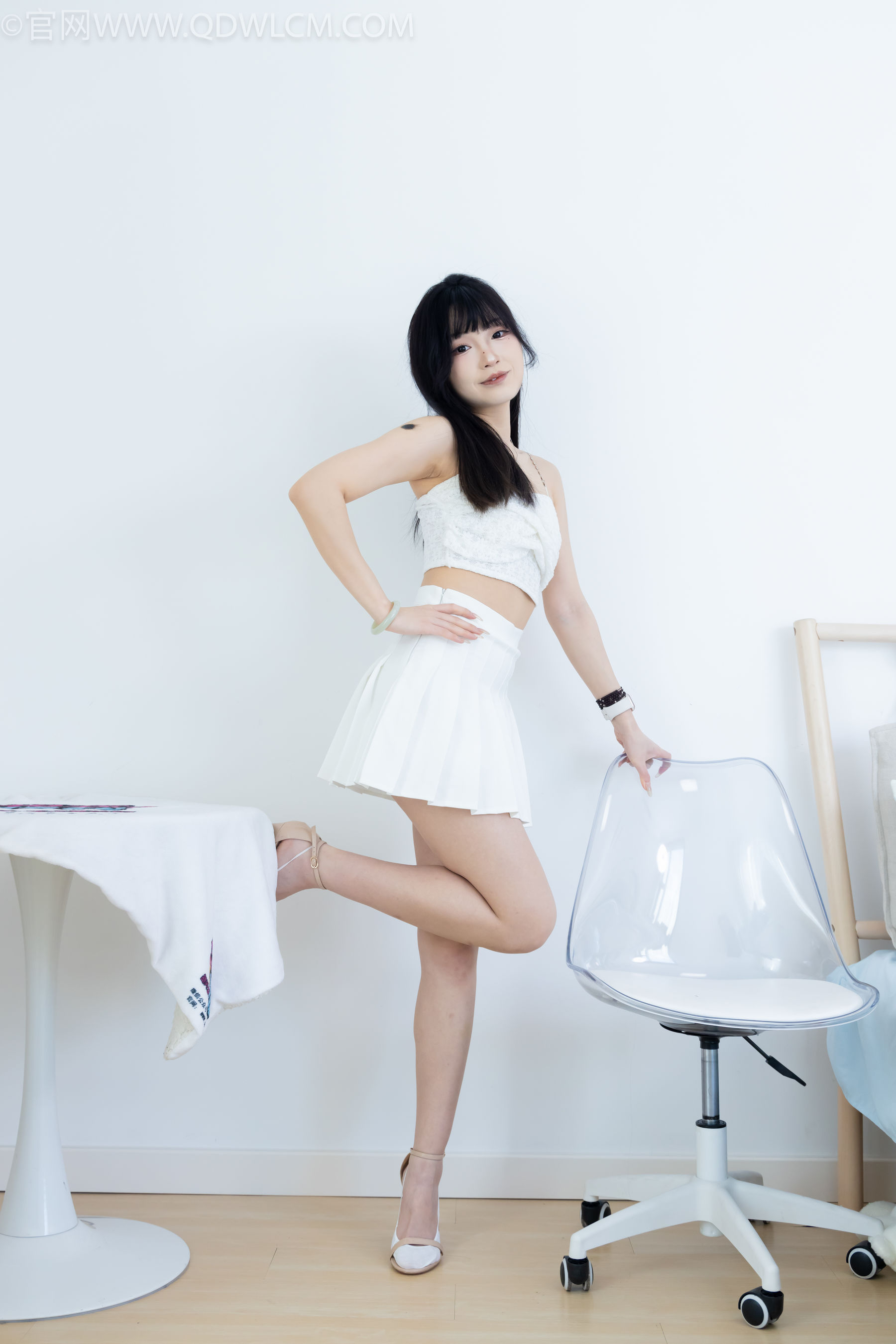 物恋传媒 No.2325 嘟嘟 - 透明高跟鞋、高跟凉鞋、白船袜、裸足/(156P)