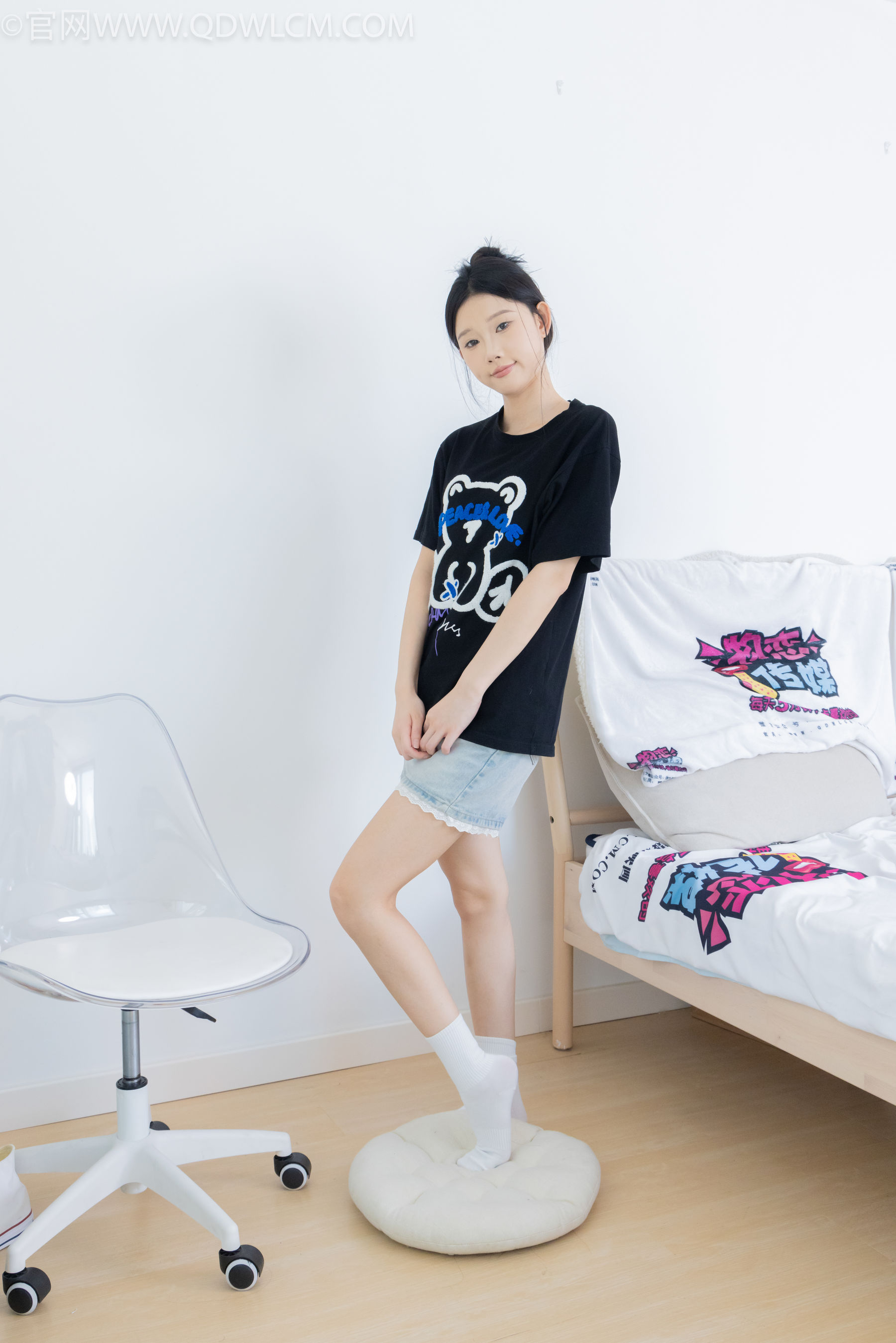 物恋传媒 No.2324 小竹 - 匡威帆布鞋、白棉袜、黑棉袜/(166P)