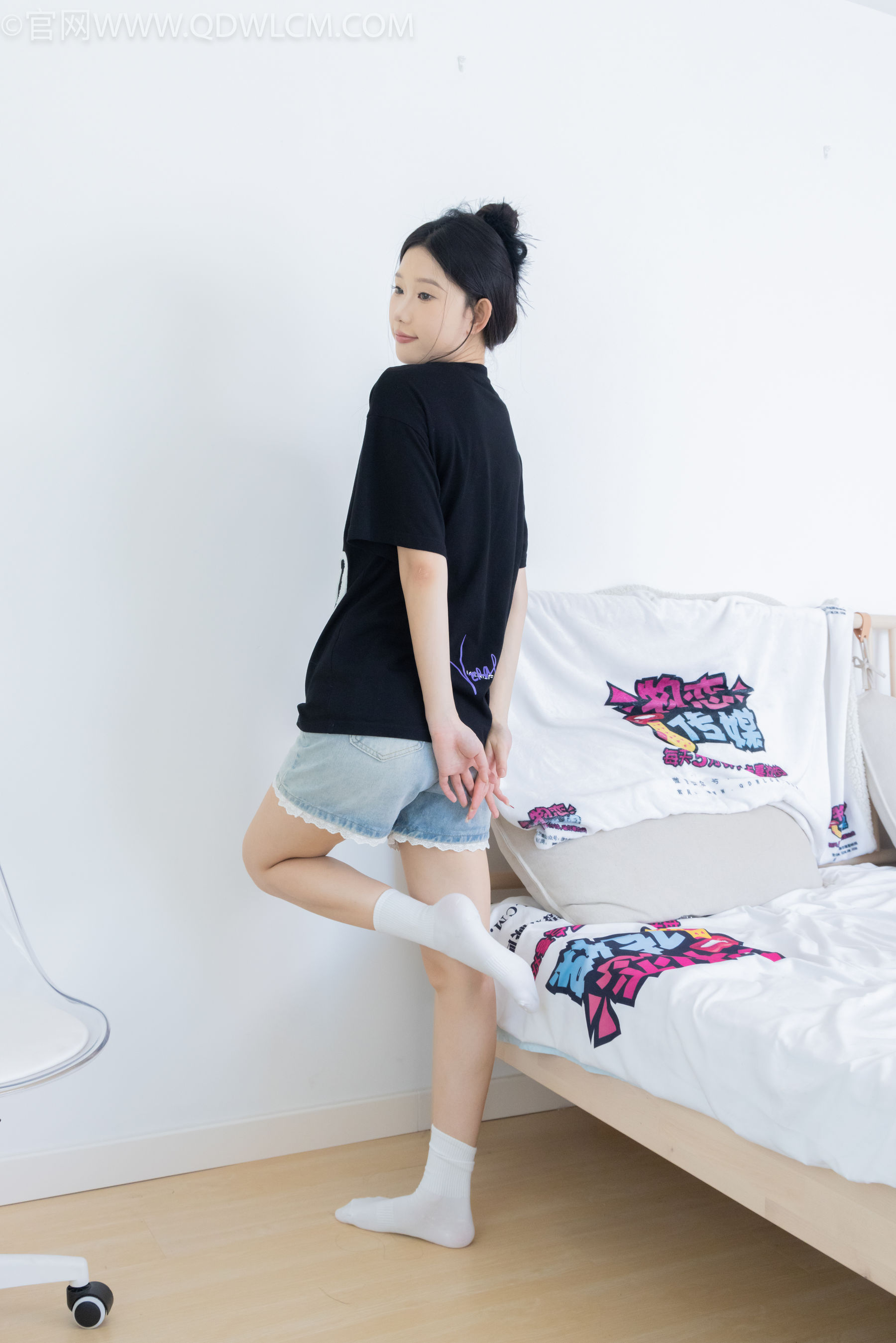 物恋传媒 No.2324 小竹 - 匡威帆布鞋、白棉袜、黑棉袜/(166P)