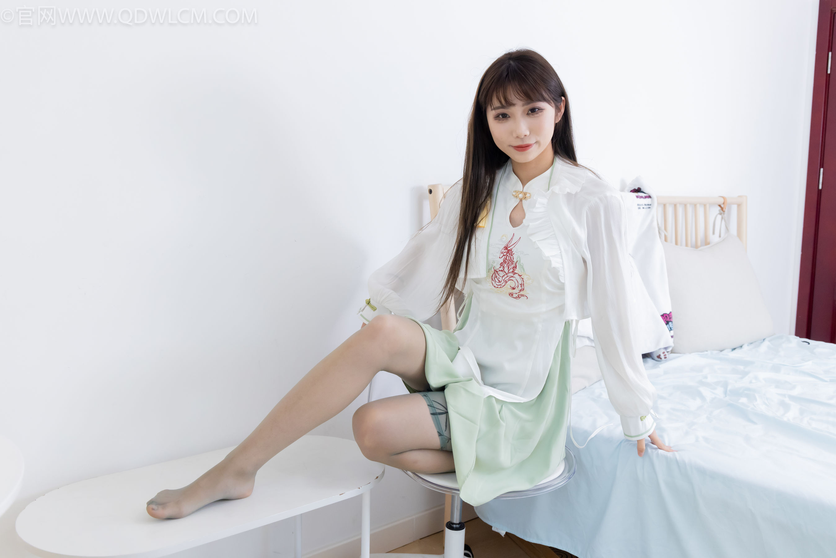 物恋传媒 No.2323 泡泡 - 汉服、平底鞋、过膝丝袜/(153P)