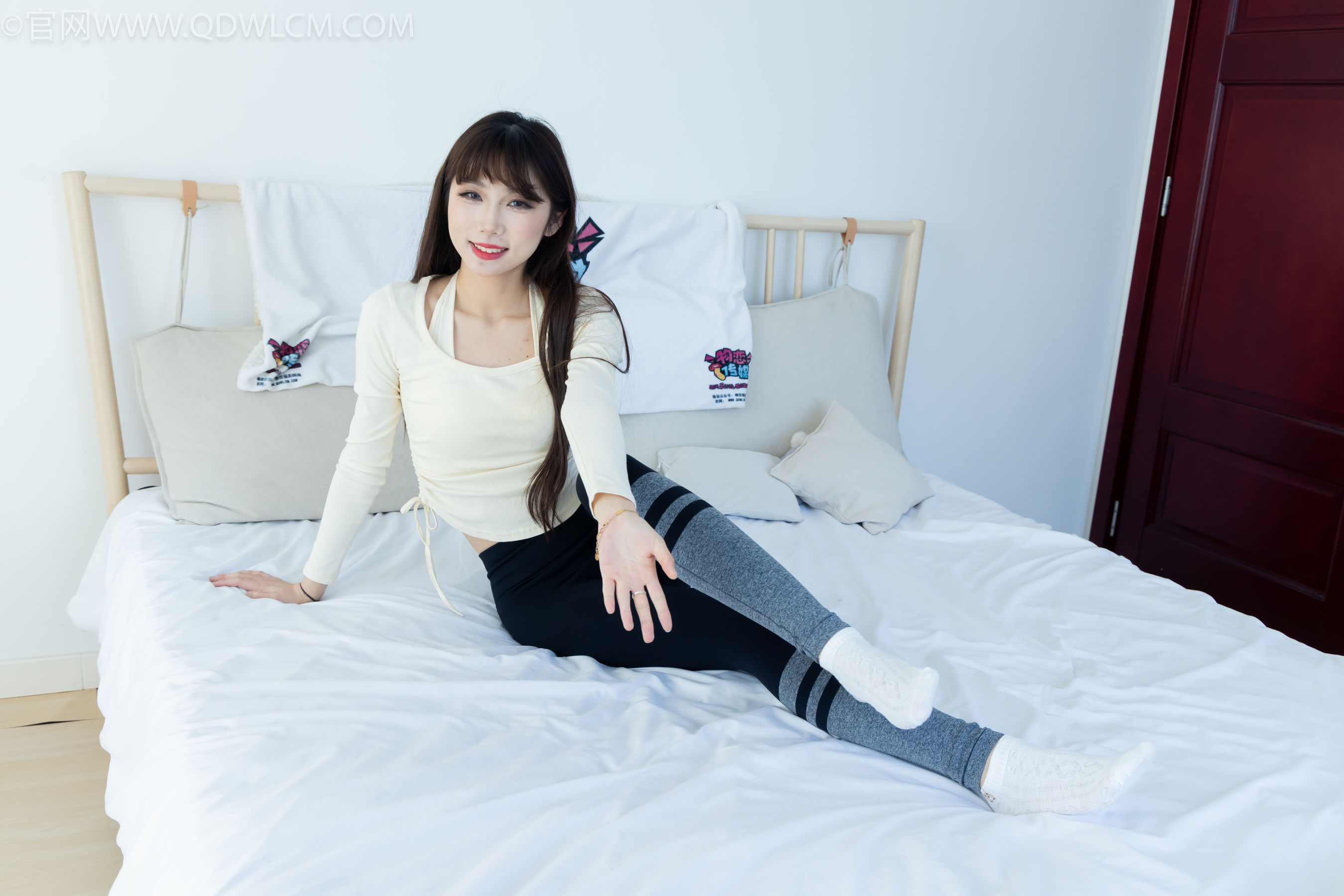 物恋传媒 No.2326 泡泡 - 高跟长靴、白棉袜、裸足/(184P)