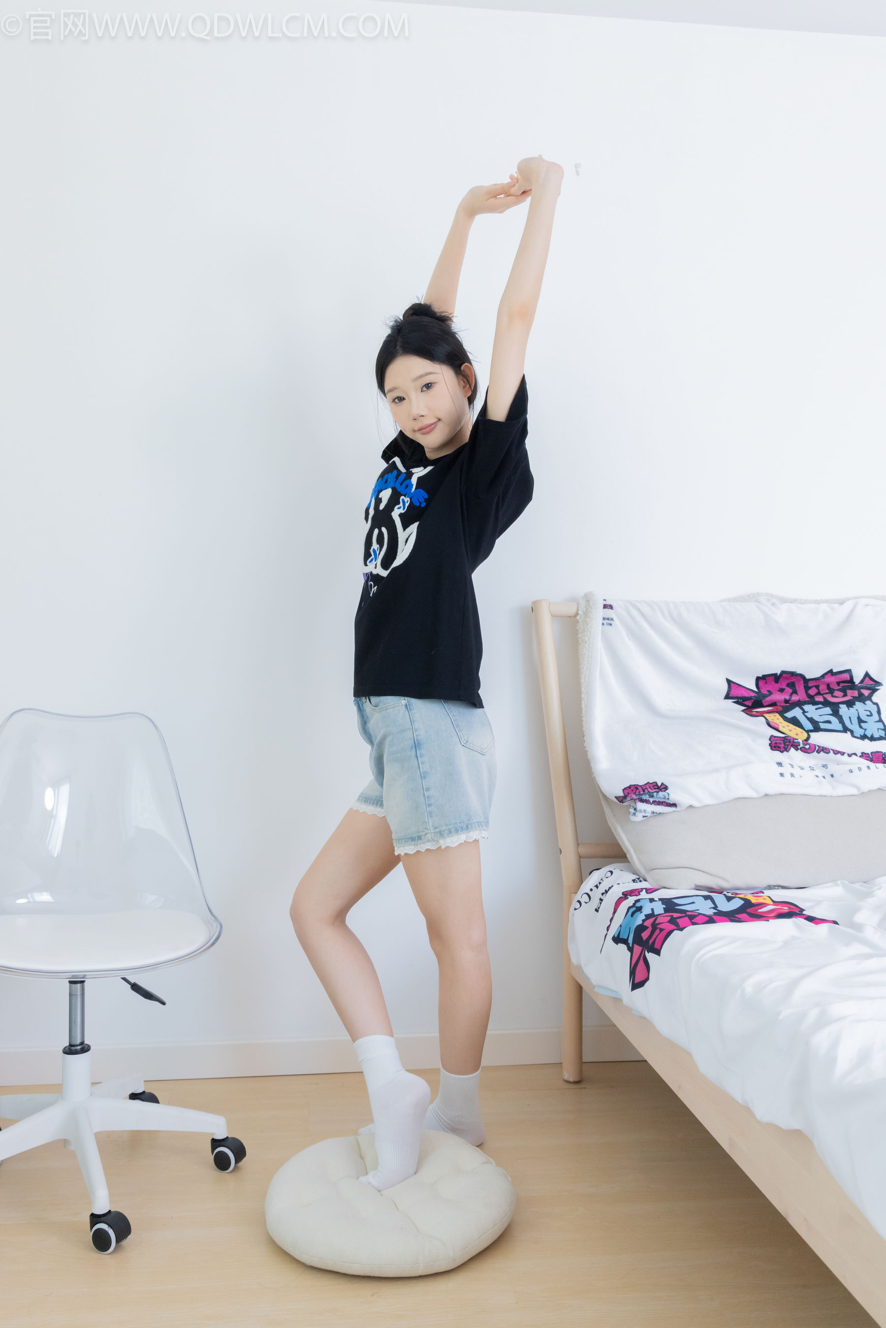 物恋传媒 No.2324 小竹 - 匡威帆布鞋、白棉袜、黑棉袜/(166P)