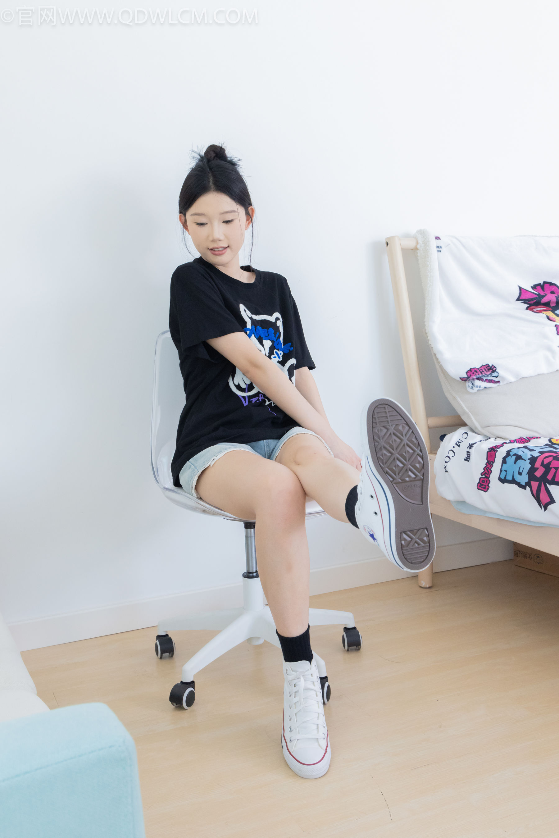 物恋传媒 No.2324 小竹 - 匡威帆布鞋、白棉袜、黑棉袜/(166P)