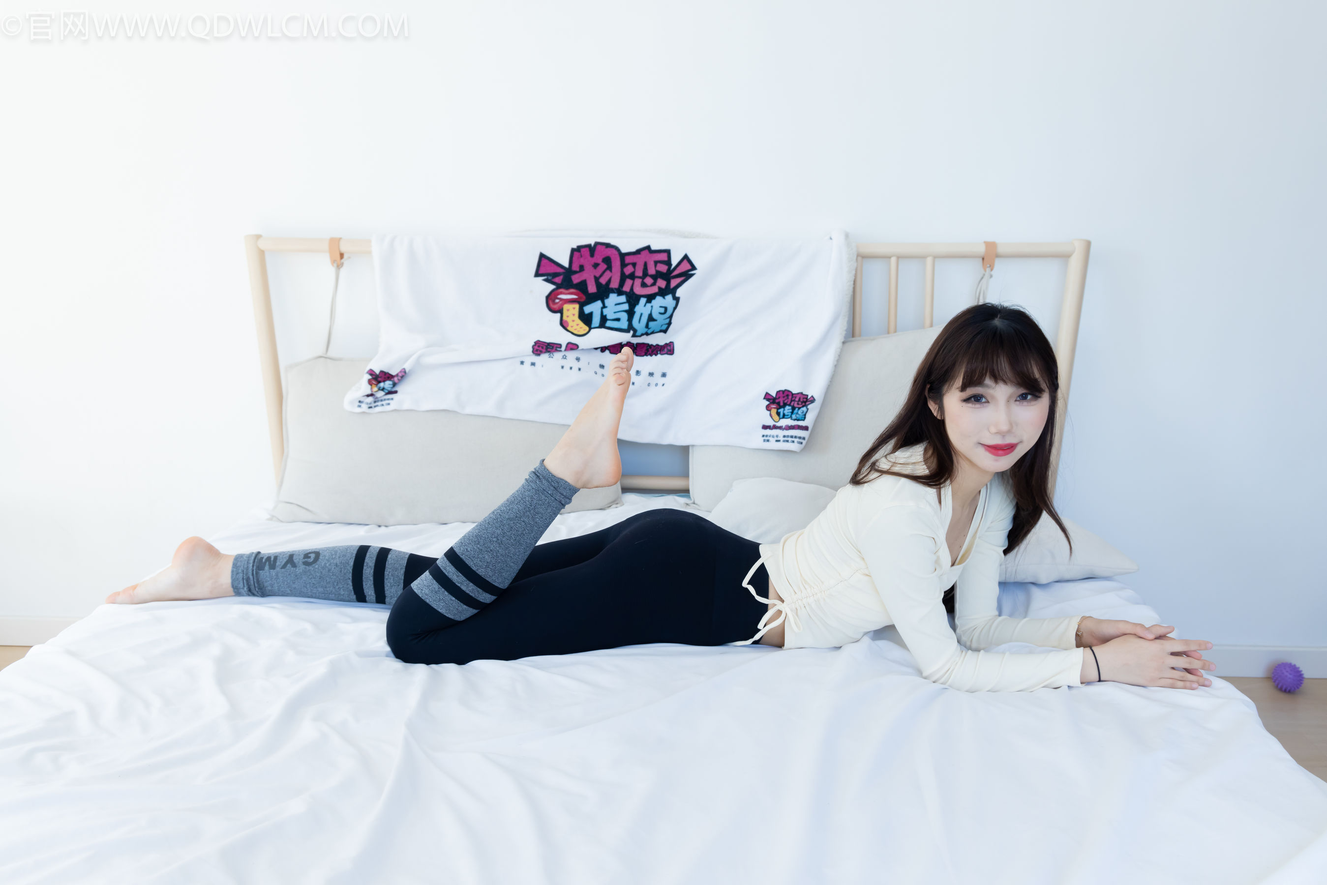 物恋传媒 No.2326 泡泡 - 高跟长靴、白棉袜、裸足/(184P)