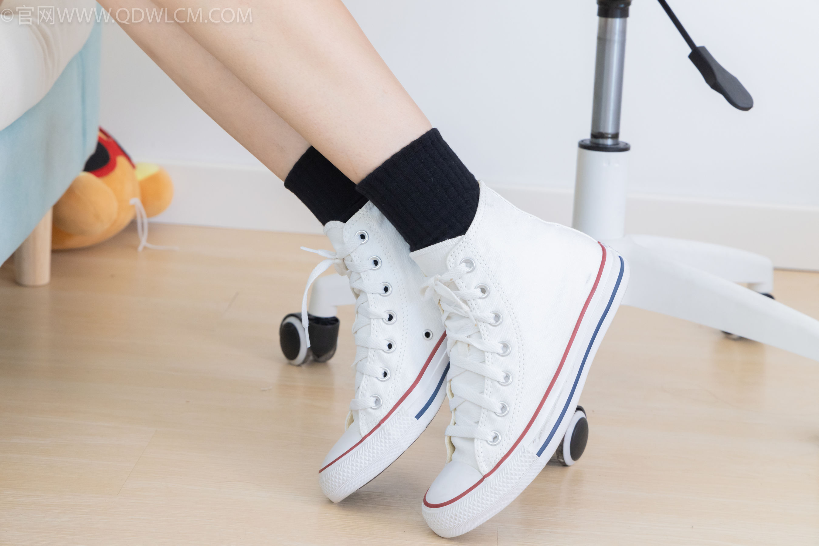 物恋传媒 No.2324 小竹 - 匡威帆布鞋、白棉袜、黑棉袜/(166P)