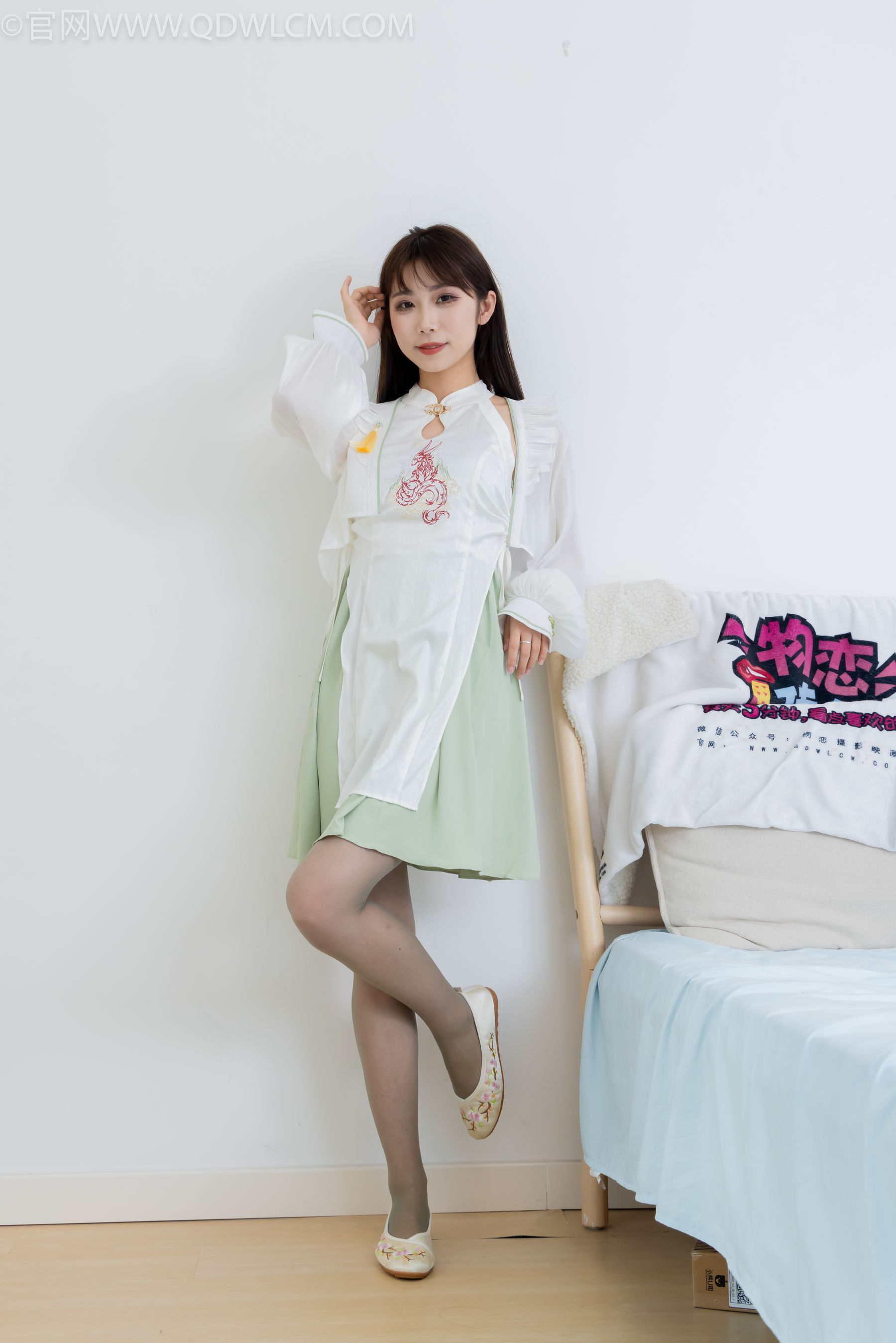 物恋传媒 No.2323 泡泡 - 汉服、平底鞋、过膝丝袜/(153P)