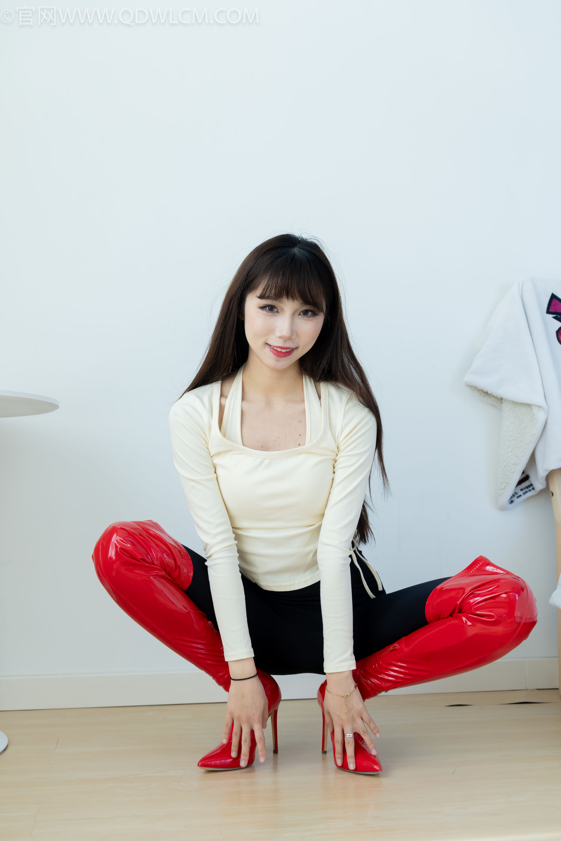 物恋传媒 No.2326 泡泡 - 高跟长靴、白棉袜、裸足/(184P)