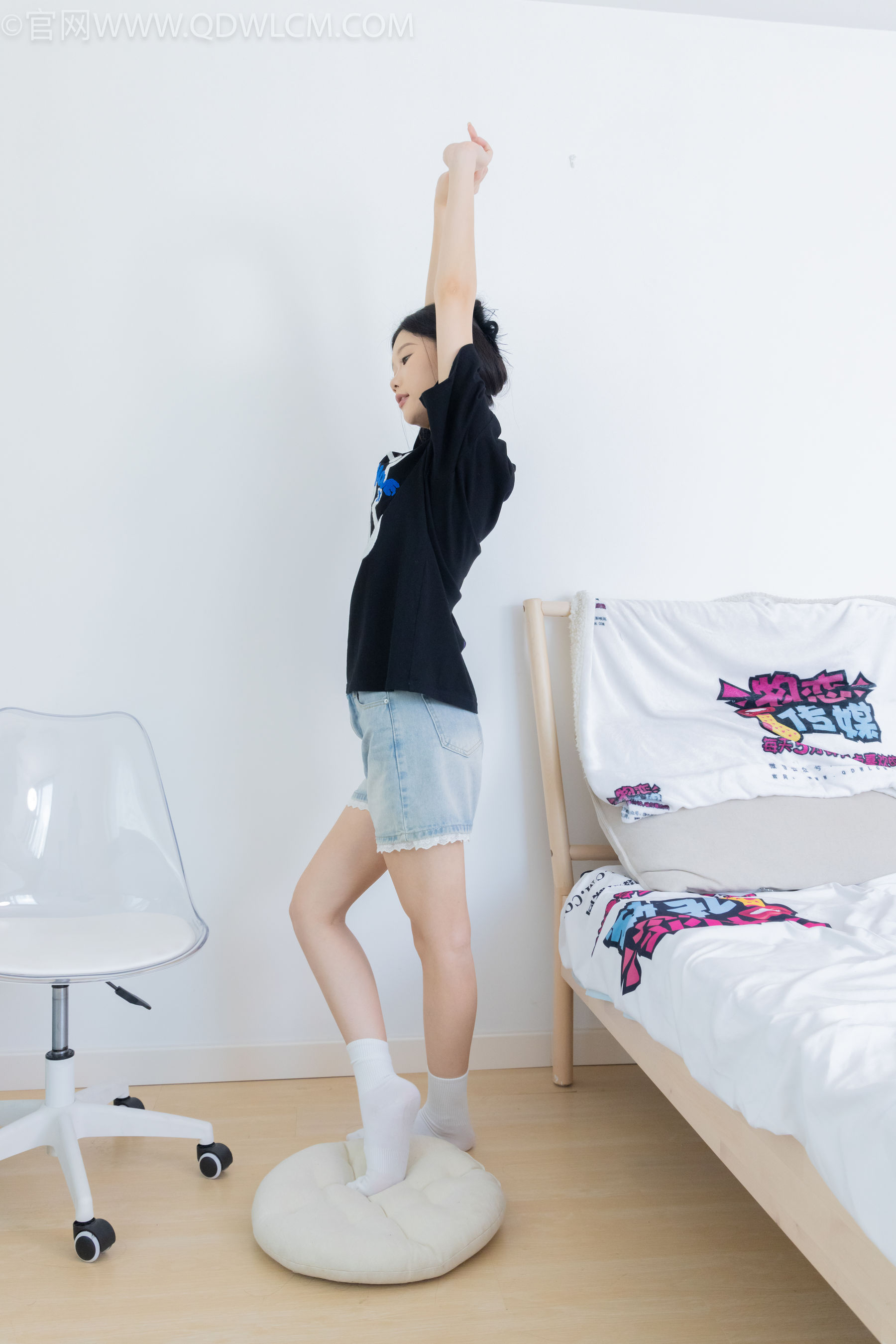 物恋传媒 No.2324 小竹 - 匡威帆布鞋、白棉袜、黑棉袜/(166P)