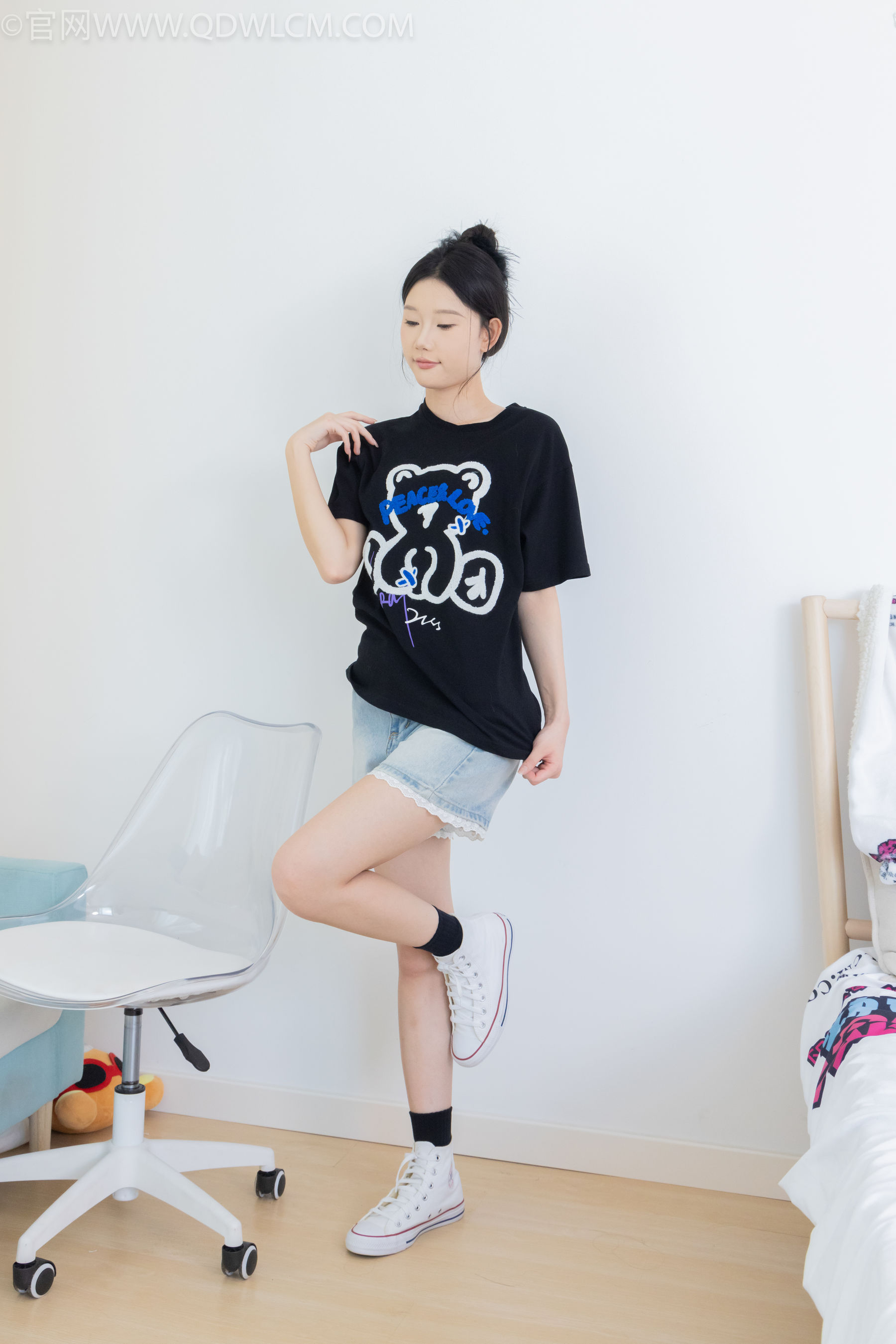 物恋传媒 No.2324 小竹 - 匡威帆布鞋、白棉袜、黑棉袜/(166P)