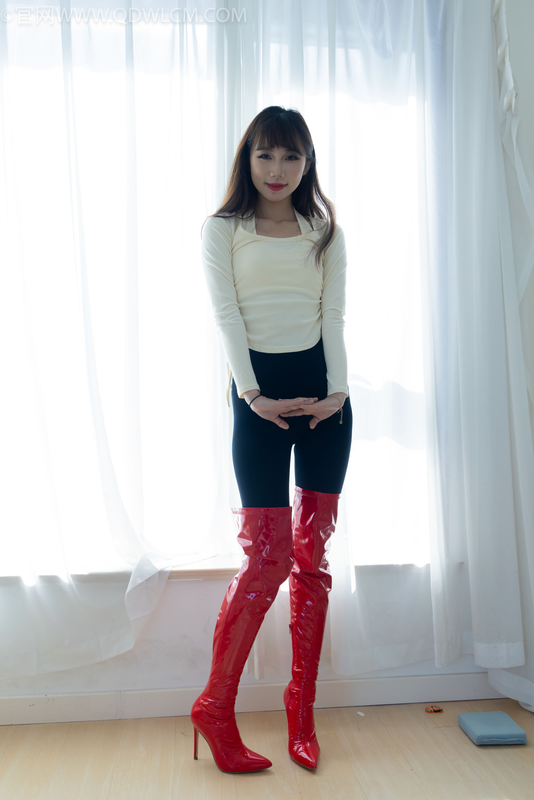 物恋传媒 No.2326 泡泡 - 高跟长靴、白棉袜、裸足/(184P)