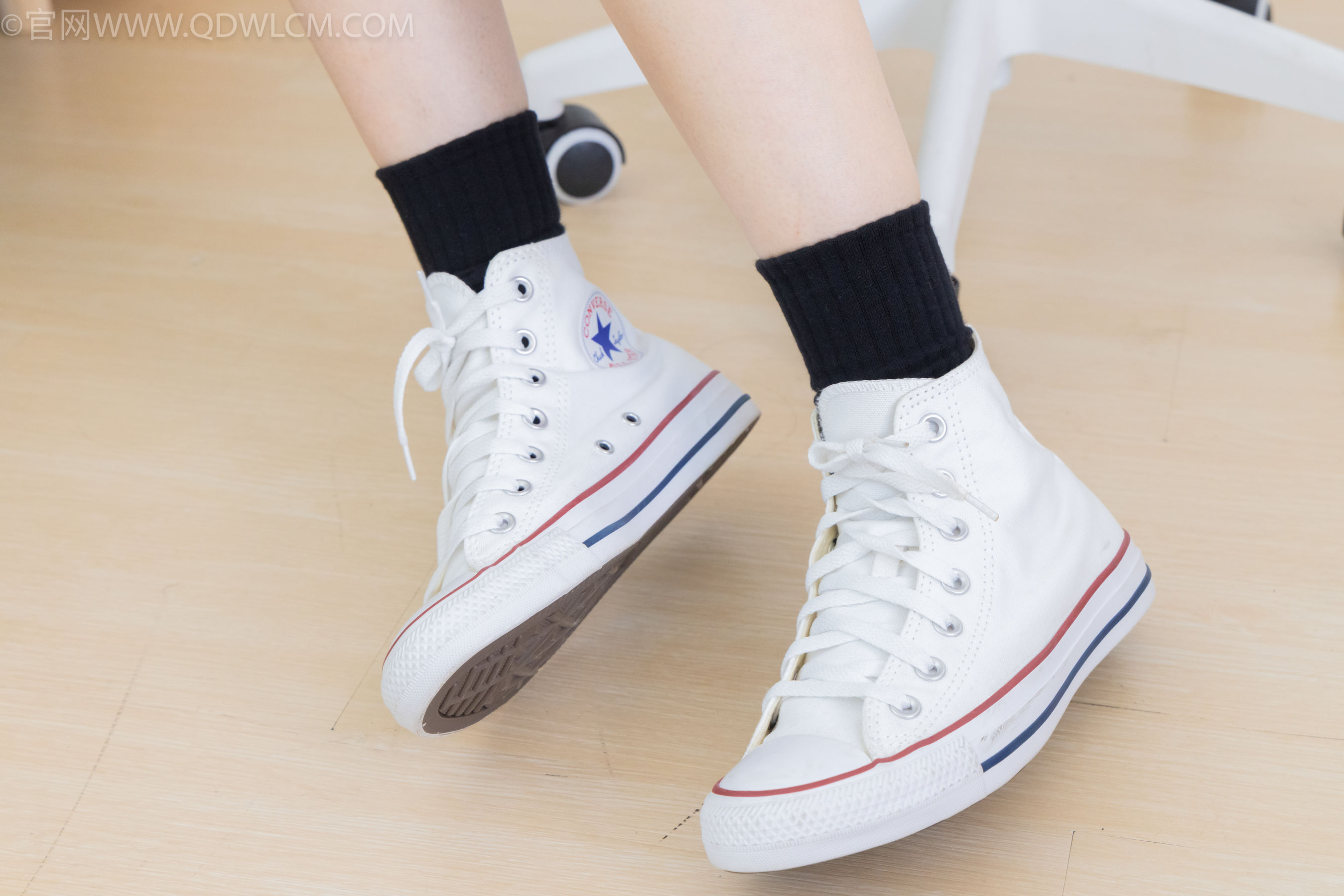 物恋传媒 No.2324 小竹 - 匡威帆布鞋、白棉袜、黑棉袜/(166P)