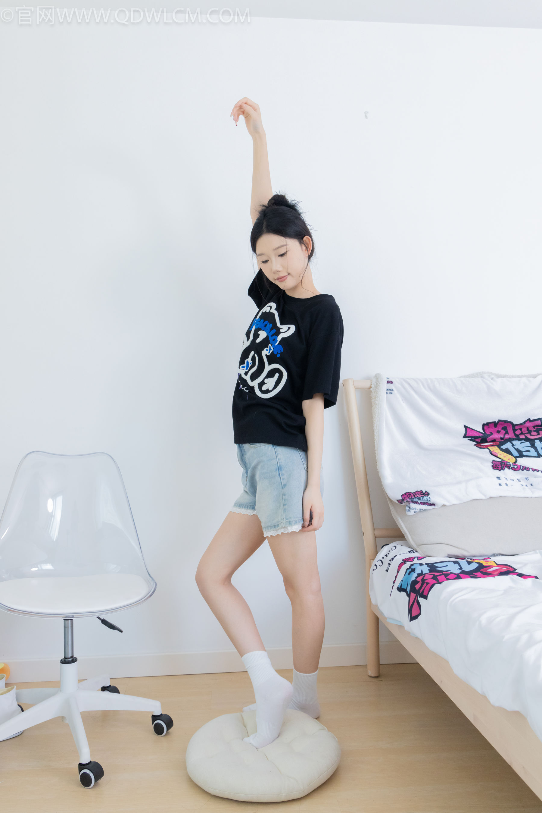 物恋传媒 No.2324 小竹 - 匡威帆布鞋、白棉袜、黑棉袜/(166P)