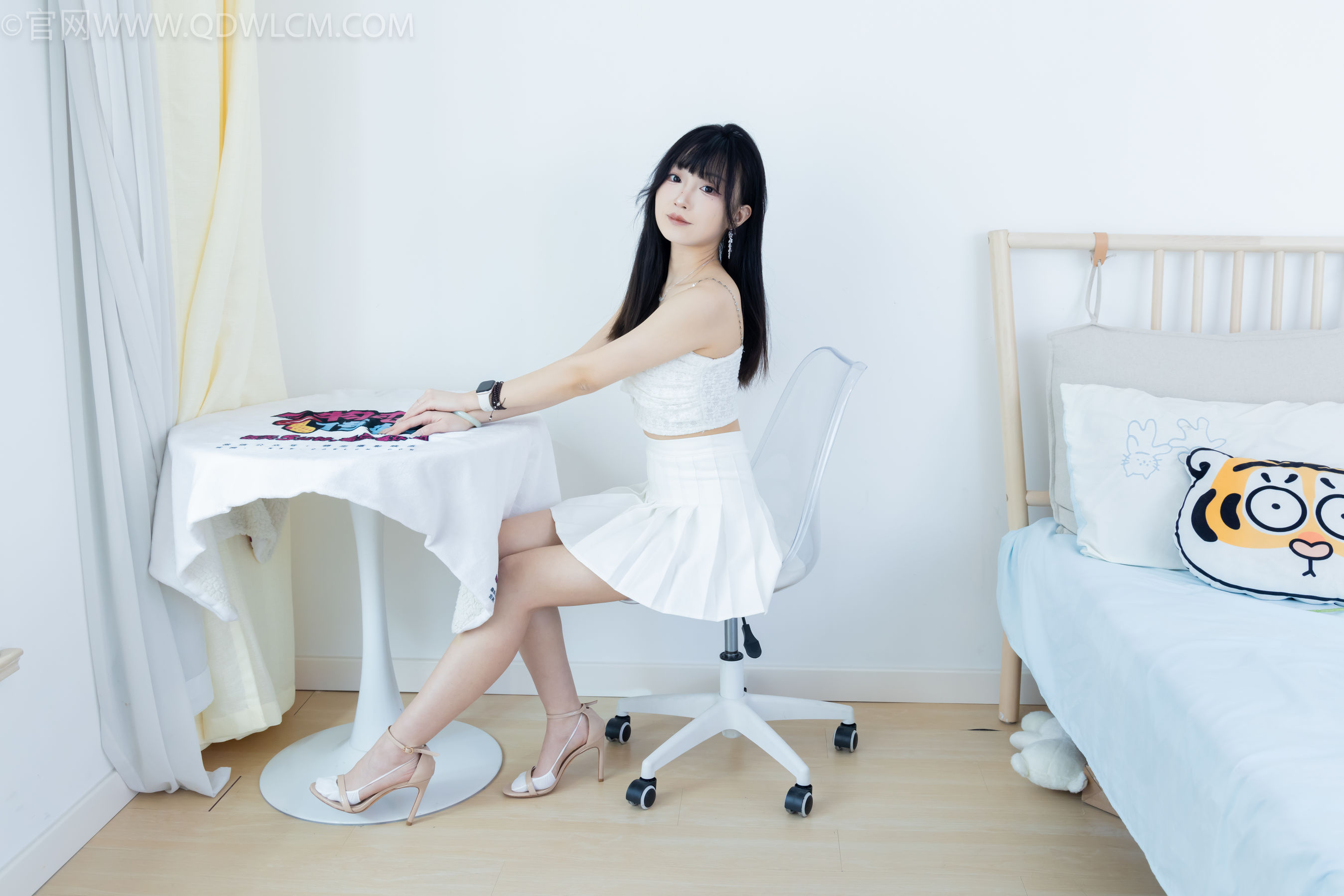 物恋传媒 No.2325 嘟嘟 - 透明高跟鞋、高跟凉鞋、白船袜、裸足/(156P)