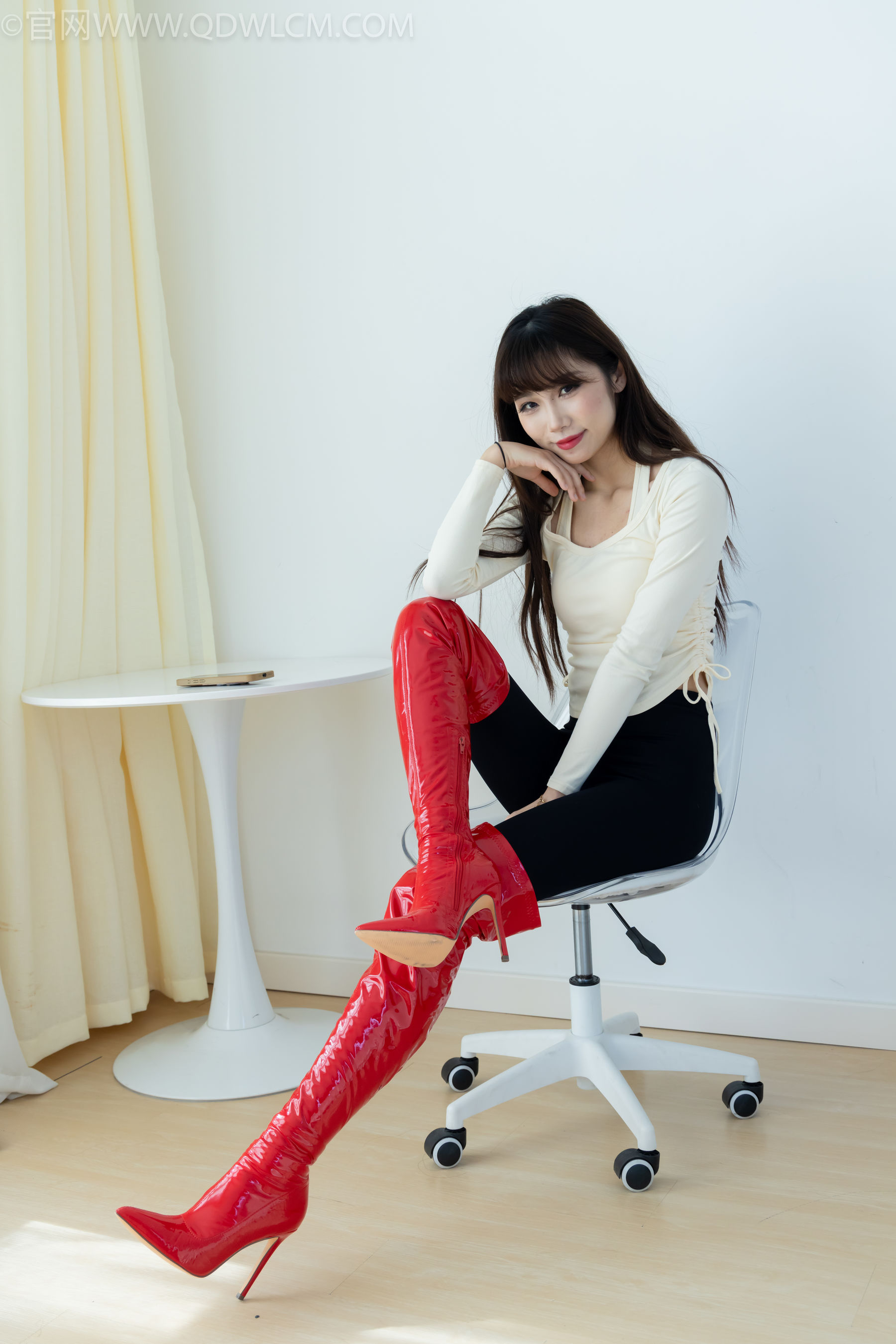 物恋传媒 No.2326 泡泡 - 高跟长靴、白棉袜、裸足/(184P)