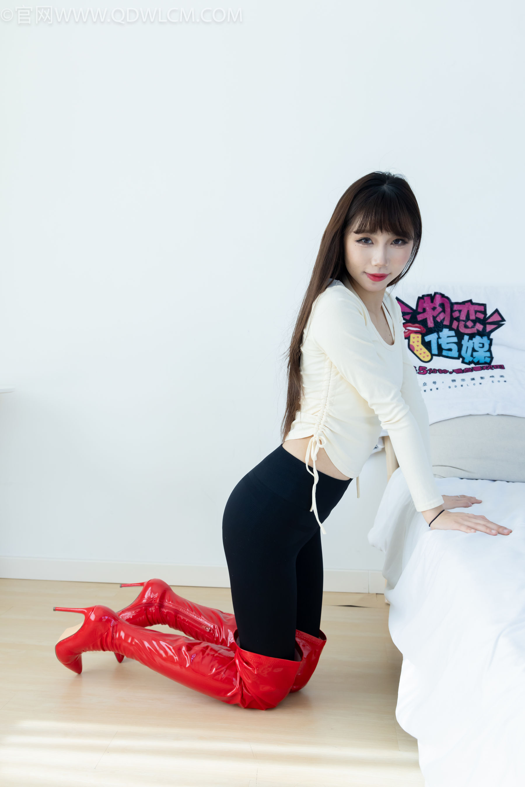 物恋传媒 No.2326 泡泡 - 高跟长靴、白棉袜、裸足/(184P)