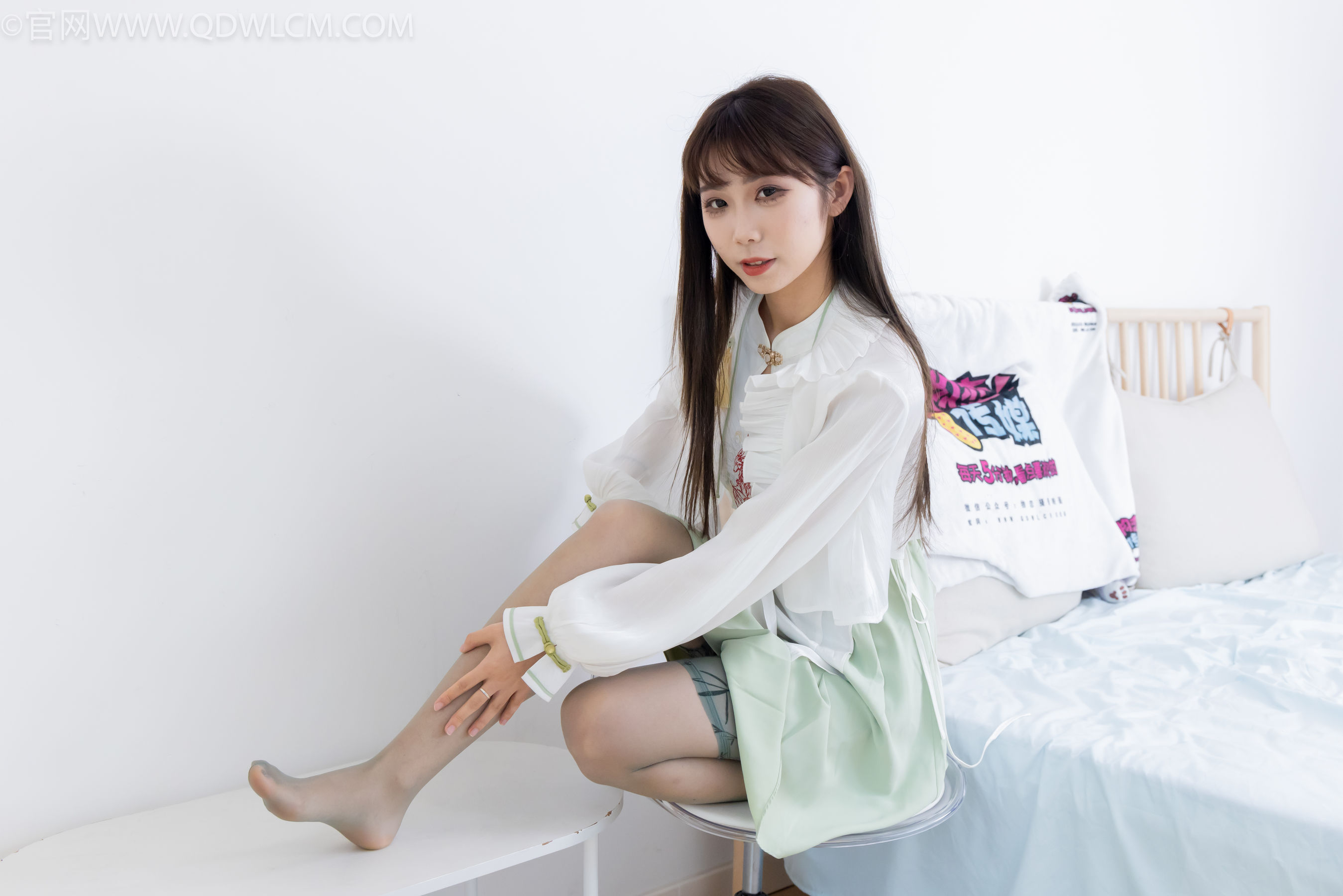 物恋传媒 No.2323 泡泡 - 汉服、平底鞋、过膝丝袜/(153P)