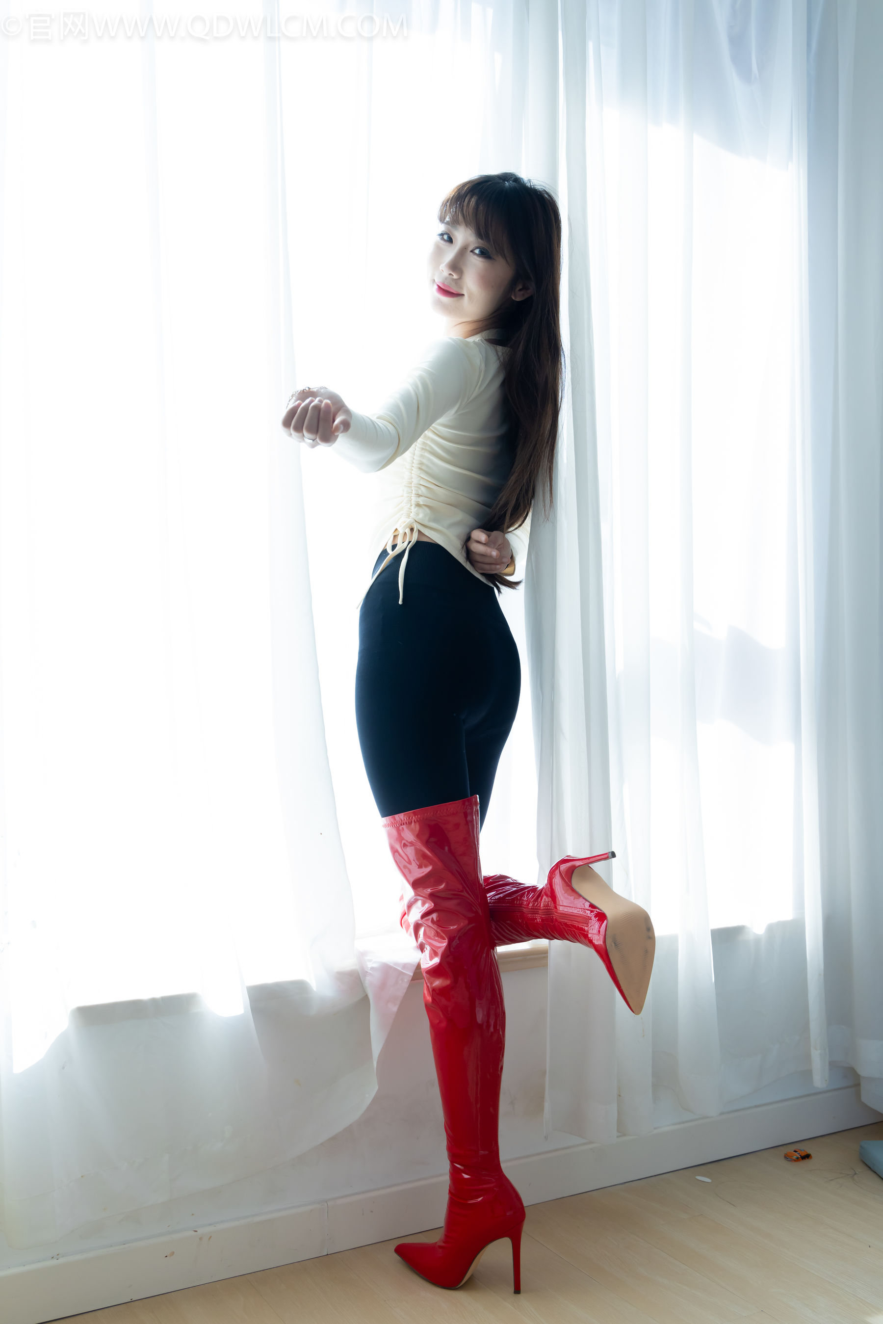 物恋传媒 No.2326 泡泡 - 高跟长靴、白棉袜、裸足/(184P)