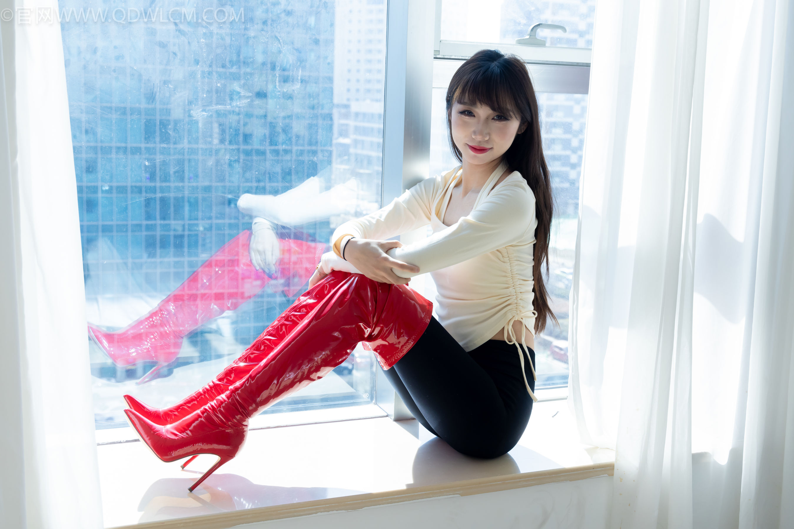 物恋传媒 No.2326 泡泡 - 高跟长靴、白棉袜、裸足/(184P)