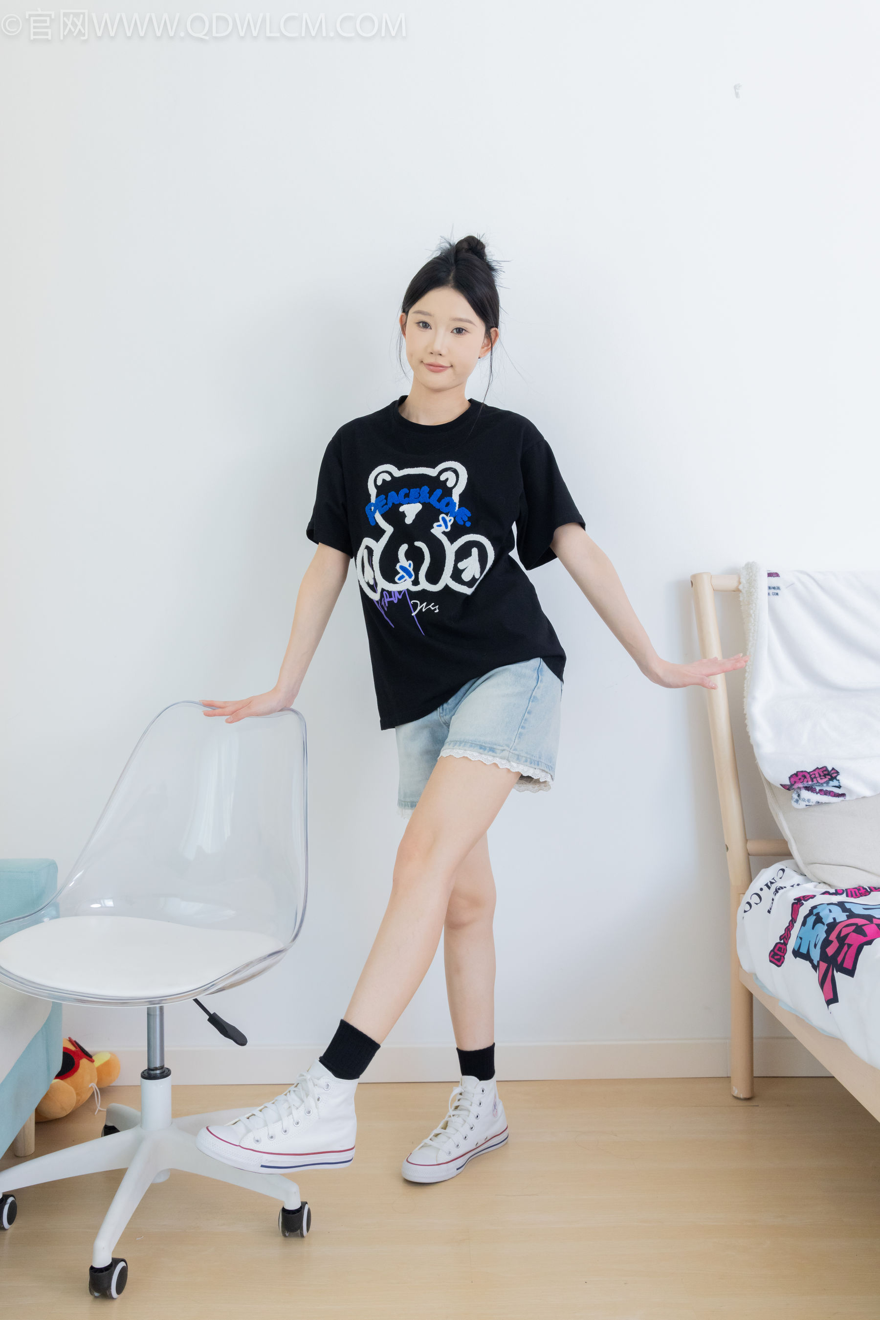 物恋传媒 No.2324 小竹 - 匡威帆布鞋、白棉袜、黑棉袜/(166P)