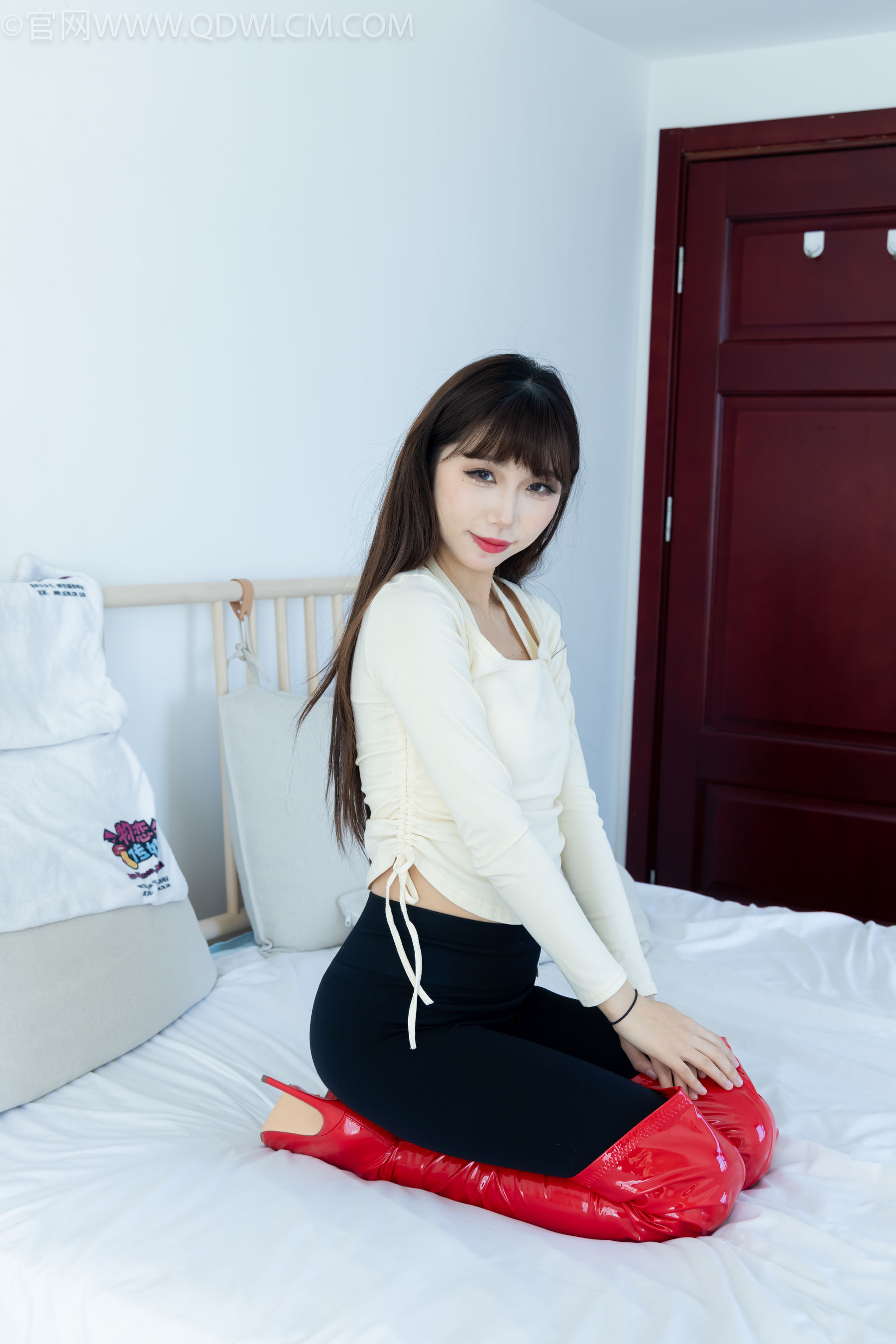 物恋传媒 No.2326 泡泡 - 高跟长靴、白棉袜、裸足/(184P)