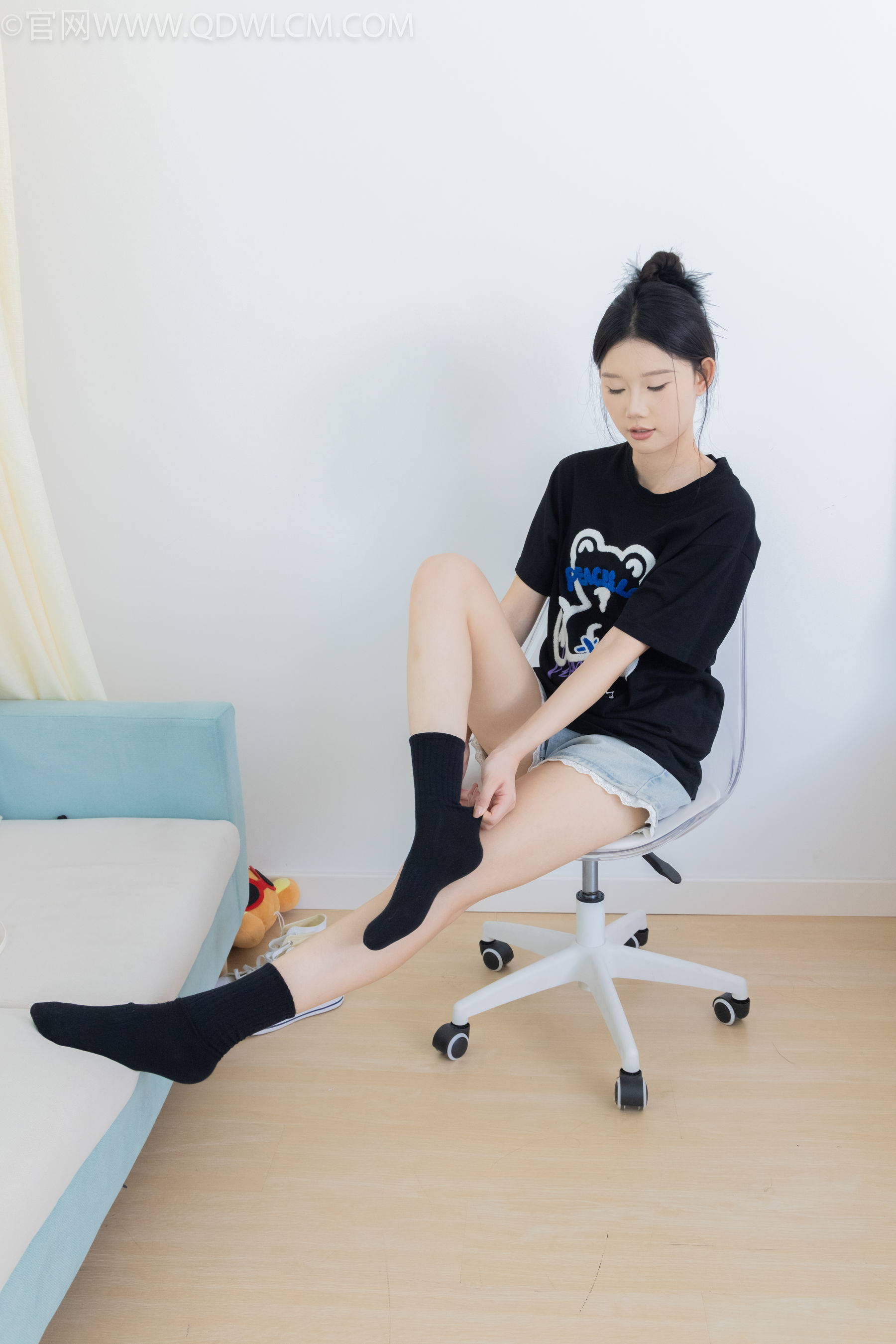 物恋传媒 No.2324 小竹 - 匡威帆布鞋、白棉袜、黑棉袜/(166P)