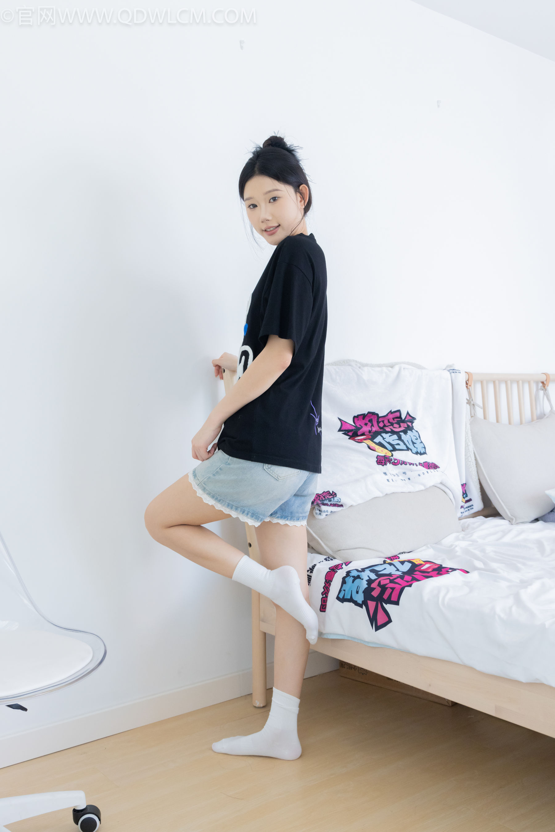 物恋传媒 No.2324 小竹 - 匡威帆布鞋、白棉袜、黑棉袜/(166P)