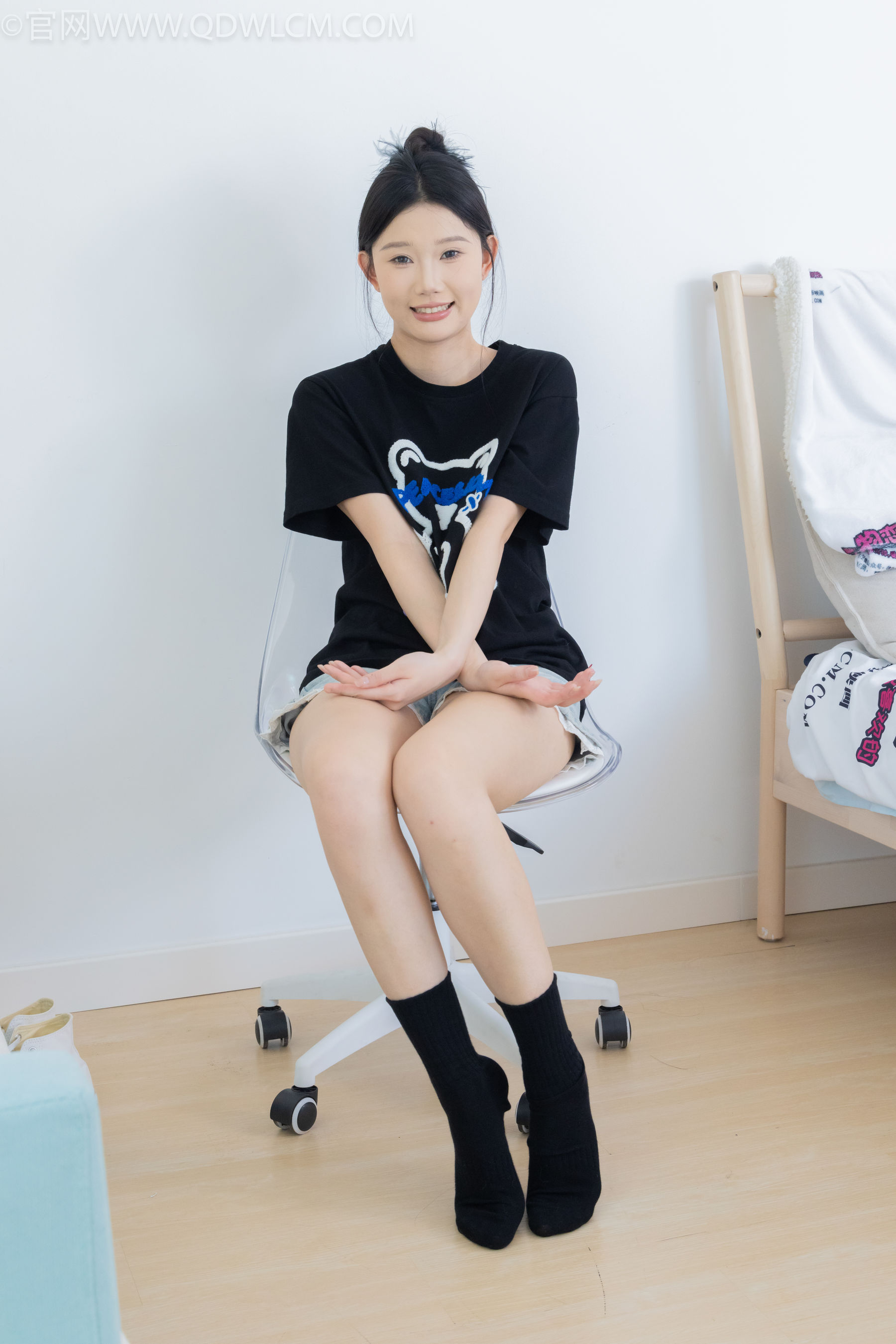 物恋传媒 No.2324 小竹 - 匡威帆布鞋、白棉袜、黑棉袜/(166P)