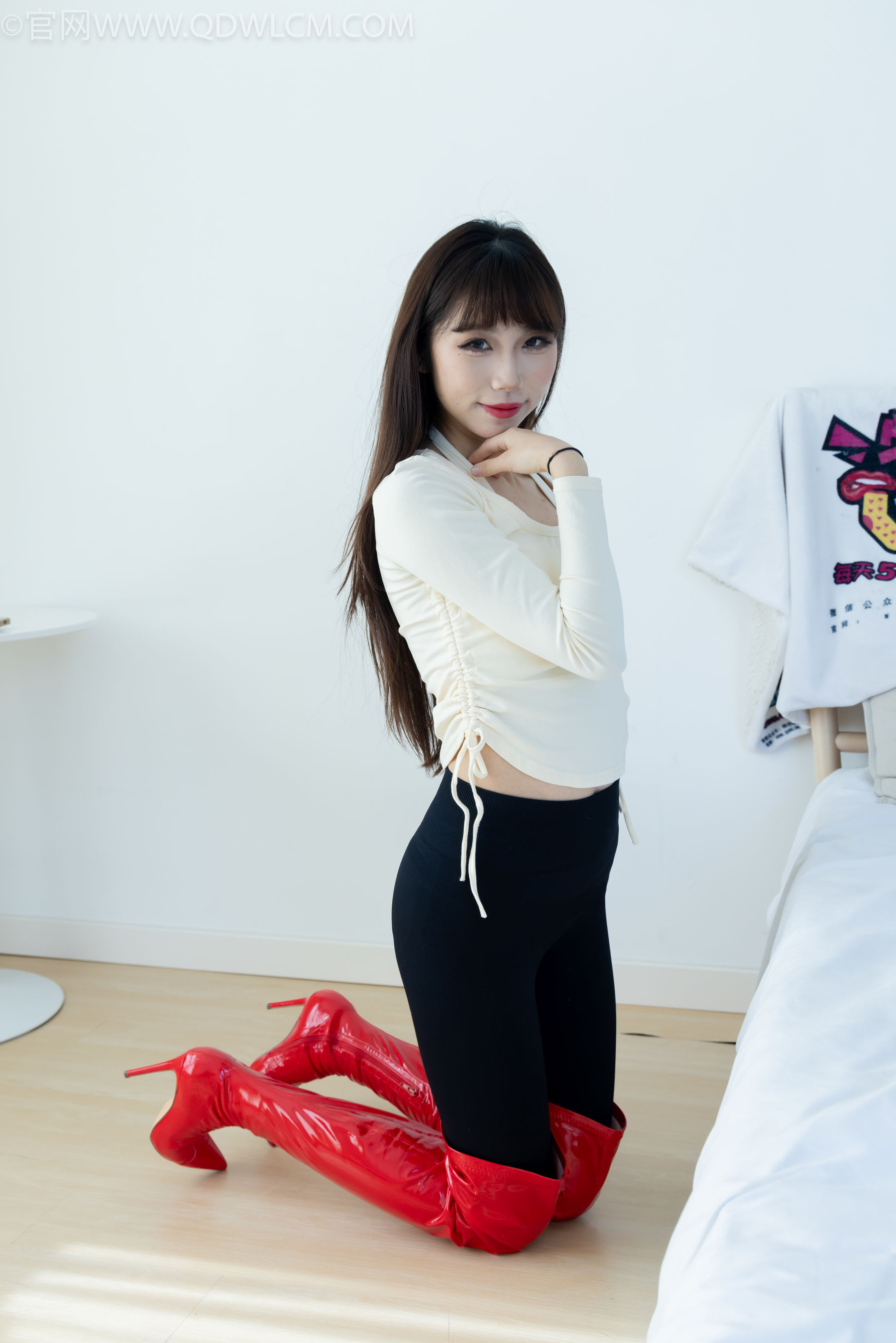 物恋传媒 No.2326 泡泡 - 高跟长靴、白棉袜、裸足/(184P)