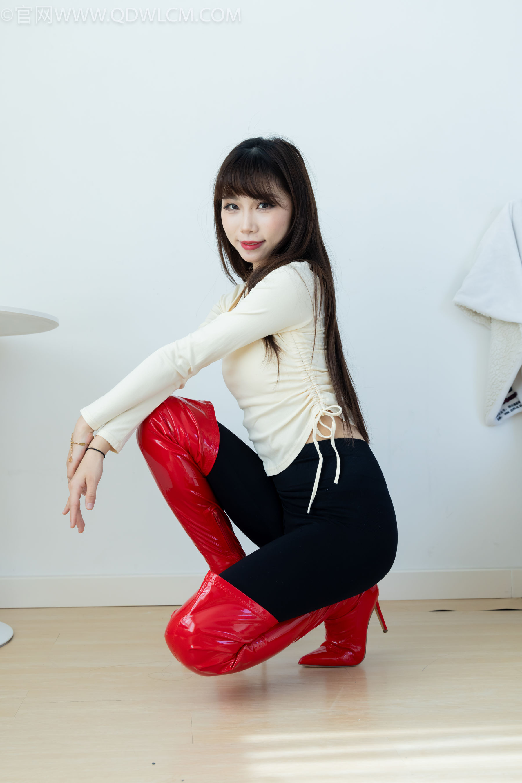 物恋传媒 No.2326 泡泡 - 高跟长靴、白棉袜、裸足/(184P)