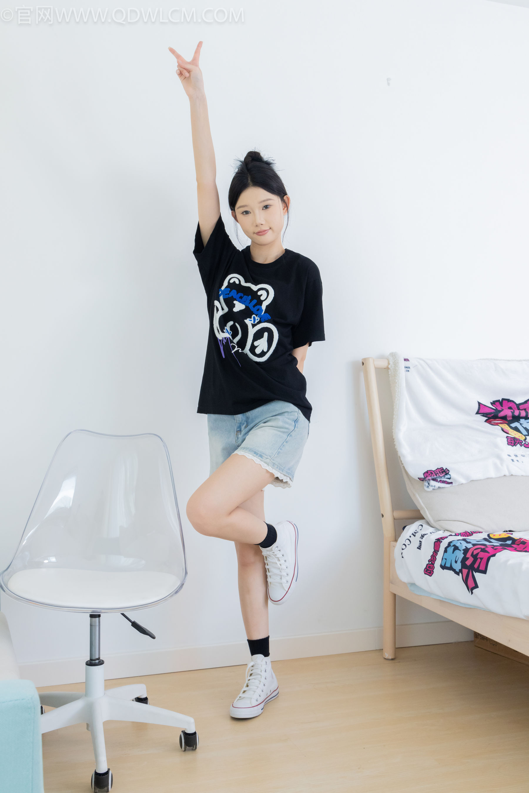 物恋传媒 No.2324 小竹 - 匡威帆布鞋、白棉袜、黑棉袜/(166P)