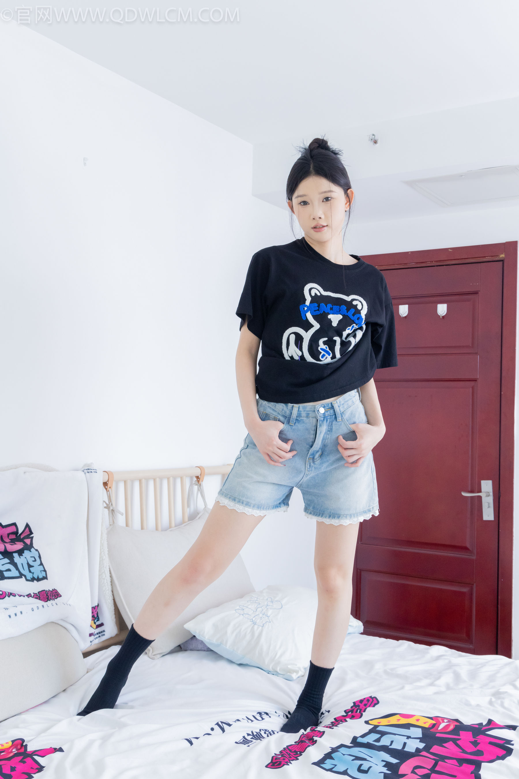 物恋传媒 No.2324 小竹 - 匡威帆布鞋、白棉袜、黑棉袜/(166P)