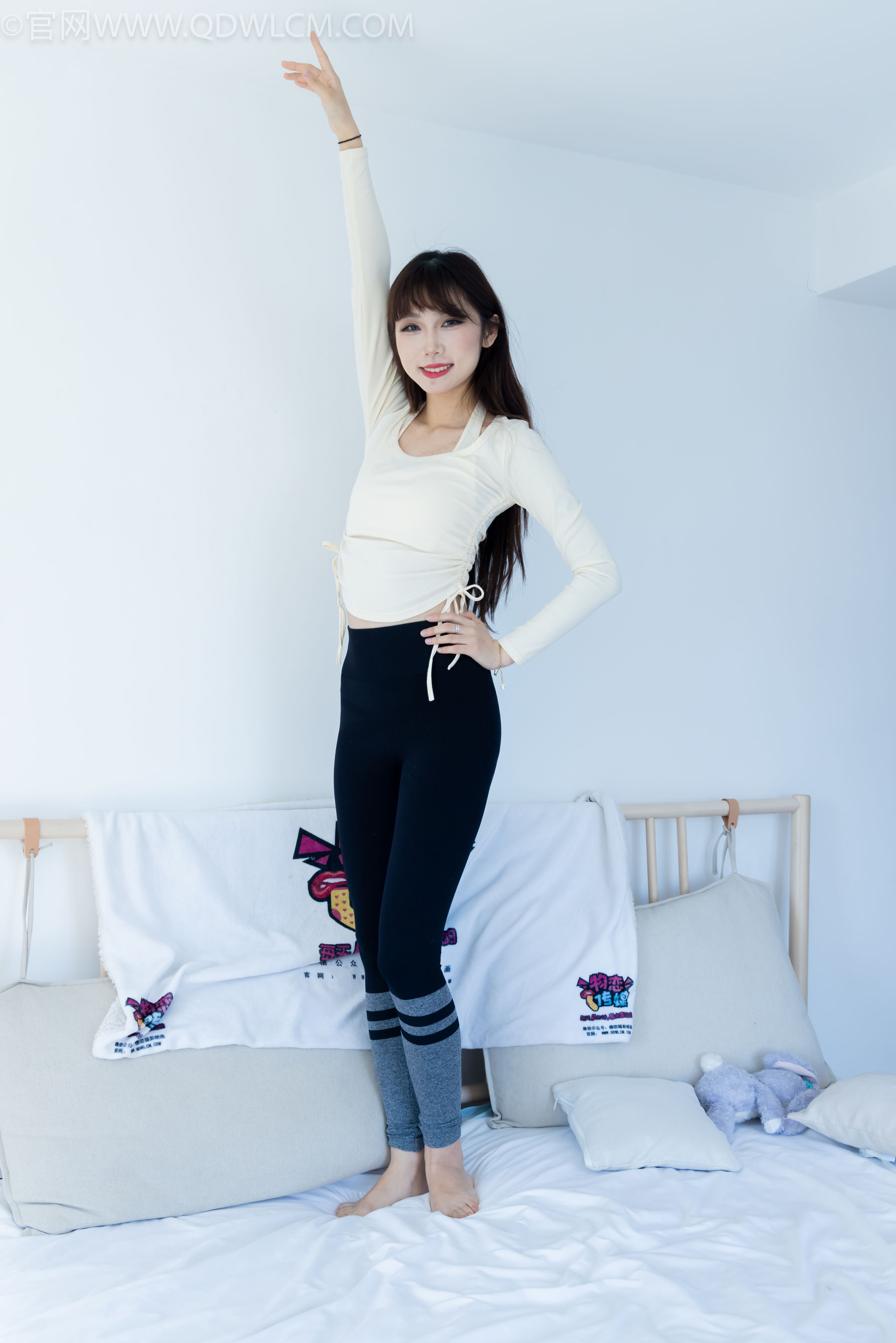 物恋传媒 No.2326 泡泡 - 高跟长靴、白棉袜、裸足/(184P)